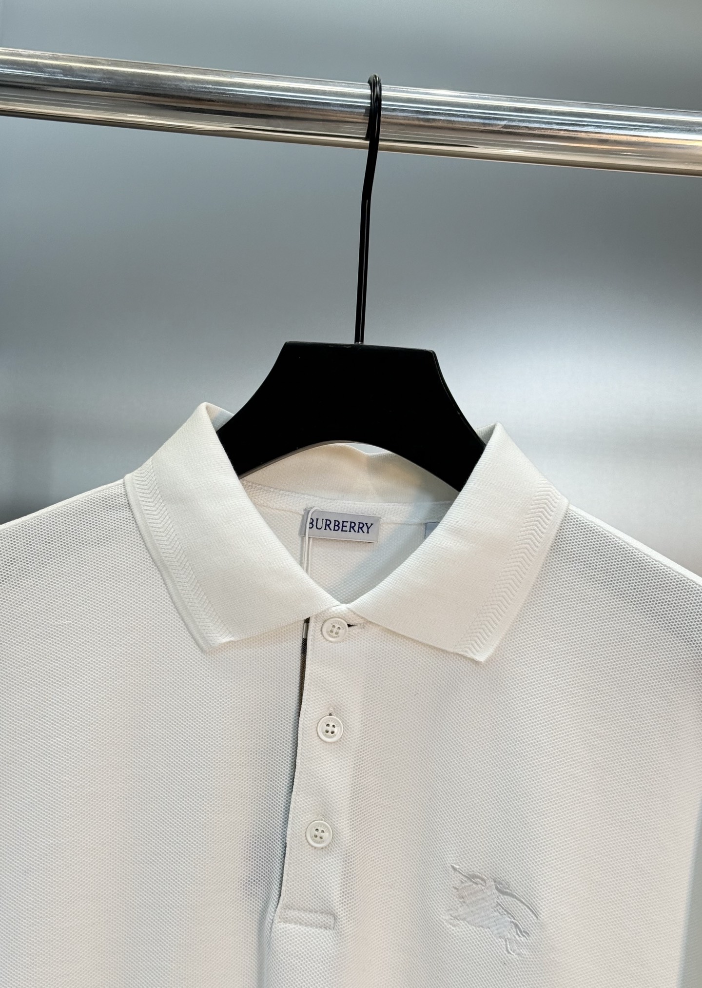 Burberry经典珠地棉刺绣Polo衫，秋冬长袖款推荐❤️胸前战马徽标低调精致，低调又高级!细节满分.