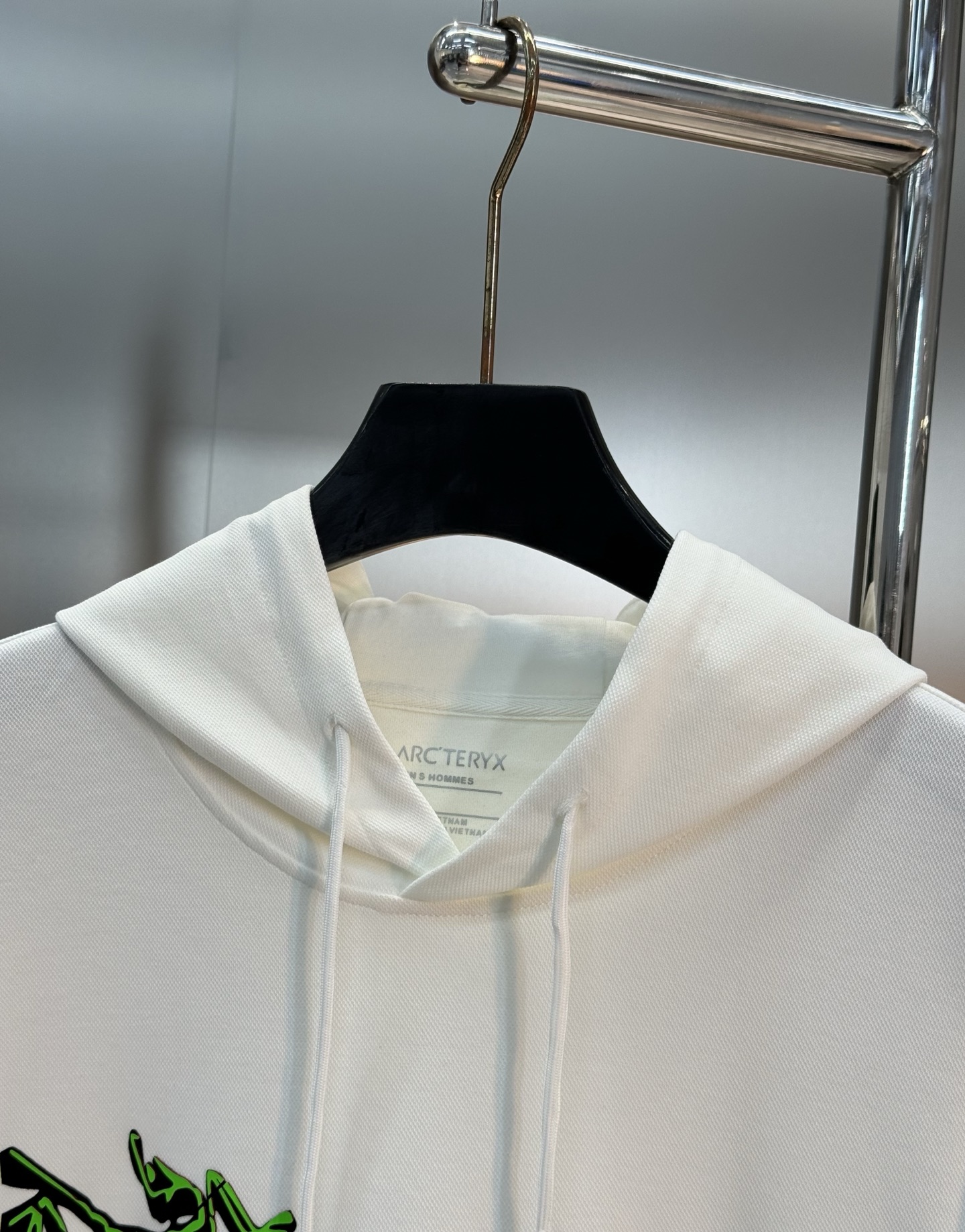 Arc'teryx始祖鸟25s新款连帽天丝卫衣.男女同款！黑色主色+荧光绿 Logo，简约又有辨识度计。