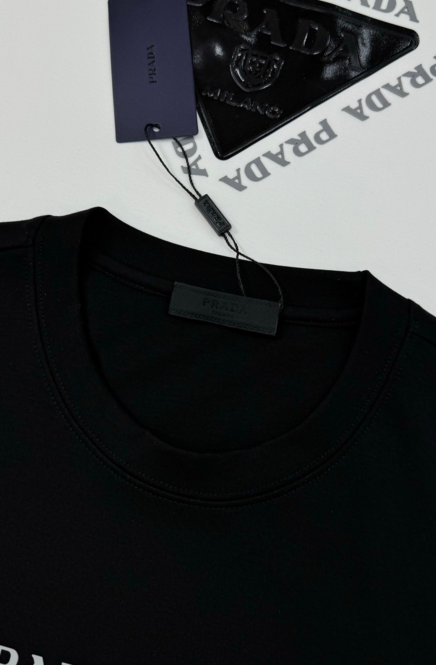 Prada普拉达25s新款莫代尔长袖T恤.甄选超优质300g莫代尔棉面料.柔软有手感.穿着舒适又保暖。胸