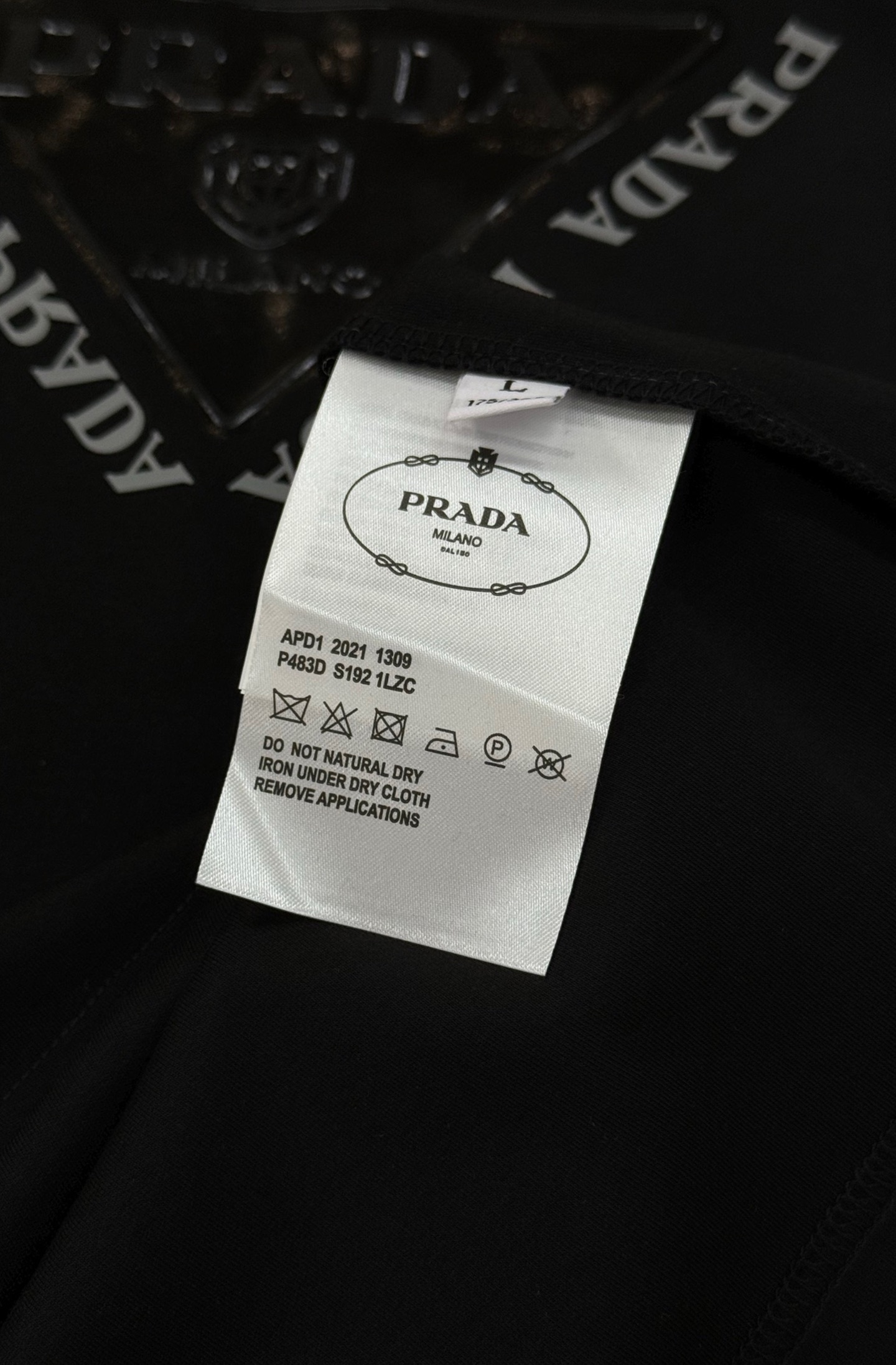 Prada普拉达25s新款莫代尔长袖T恤.甄选超优质300g莫代尔棉面料.柔软有手感.穿着舒适又保暖。胸