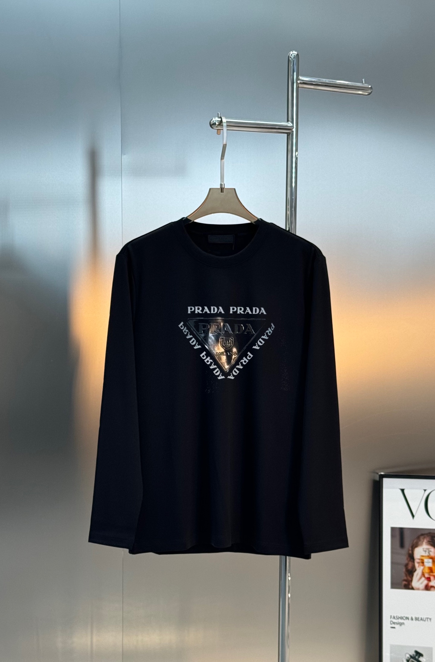 Prada普拉达25s新款莫代尔长袖T恤.甄选超优质300g莫代尔棉面料.柔软有手感.穿着舒适又保暖。胸