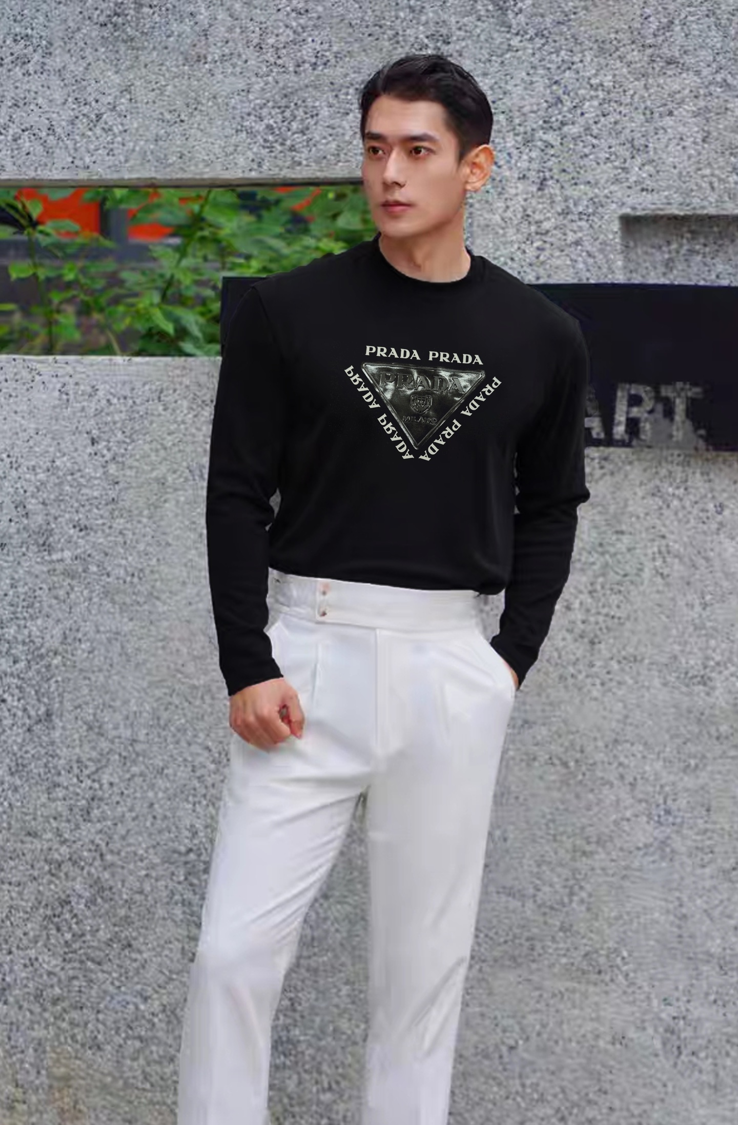 Prada普拉达25s新款莫代尔长袖T恤.甄选超优质300g莫代尔棉面料.柔软有手感.穿着舒适又保暖。胸