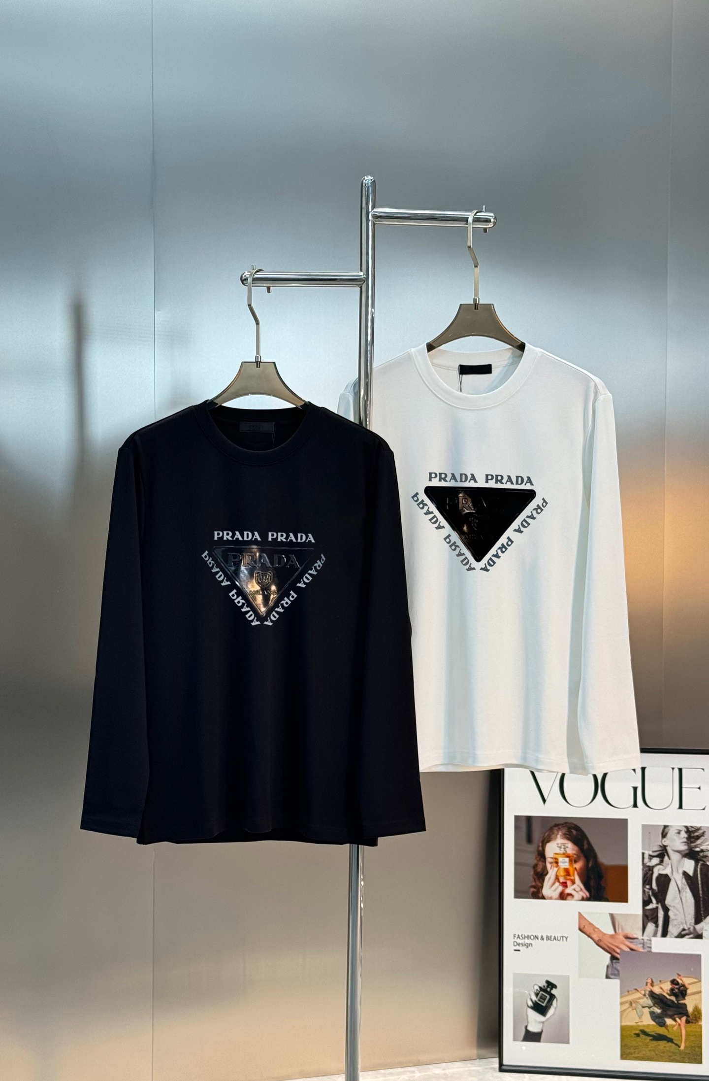 Prada普拉达25s新款莫代尔长袖T恤.甄选超优质300g莫代尔棉面料.柔软有手感.穿着舒适又保暖。胸