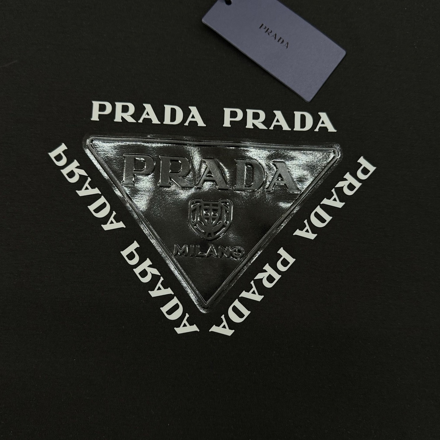 Prada普拉达25s新款莫代尔长袖T恤.甄选超优质300g莫代尔棉面料.柔软有手感.穿着舒适又保暖。胸