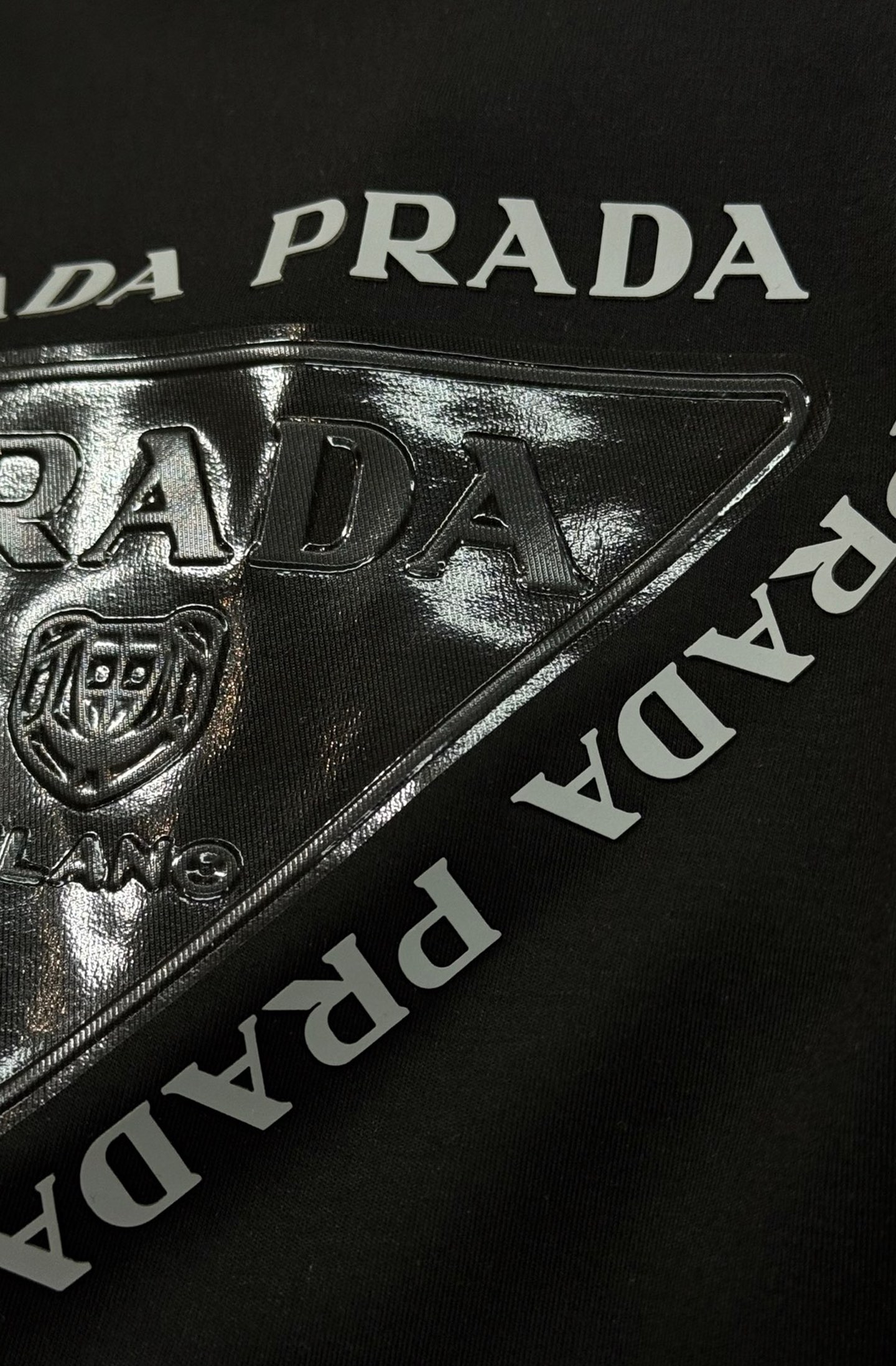 Prada普拉达25s新款莫代尔长袖T恤.甄选超优质300g莫代尔棉面料.柔软有手感.穿着舒适又保暖。胸