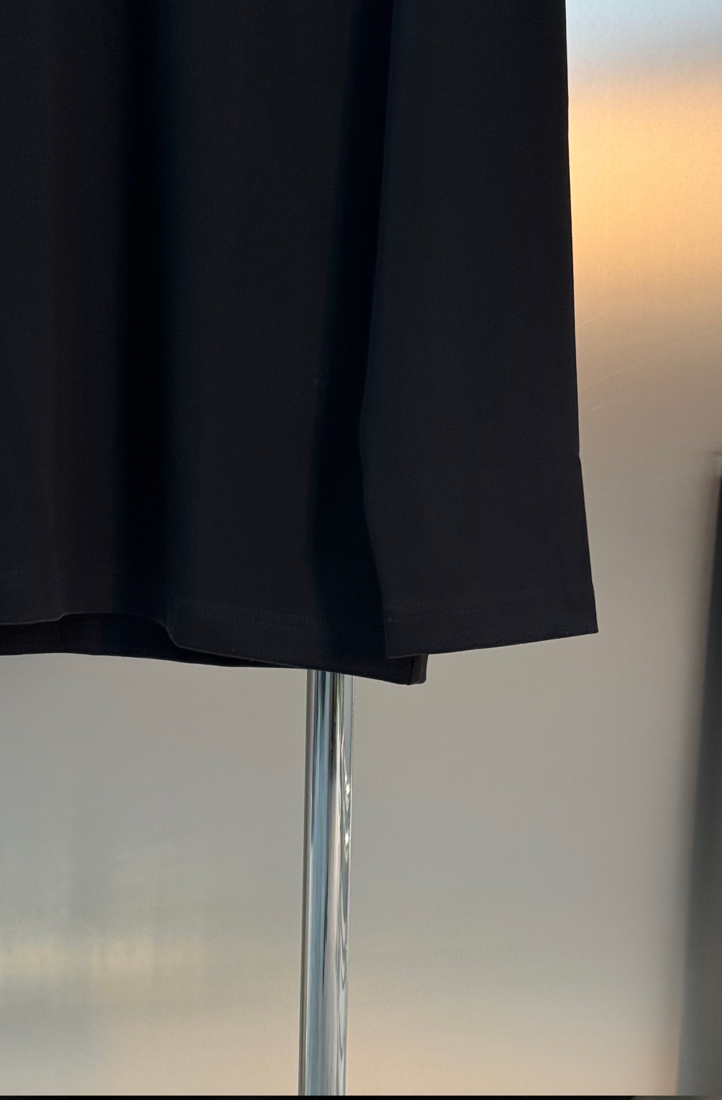 Prada普拉达25s新款莫代尔长袖T恤.甄选超优质300g莫代尔棉面料.柔软有手感.穿着舒适又保暖。胸