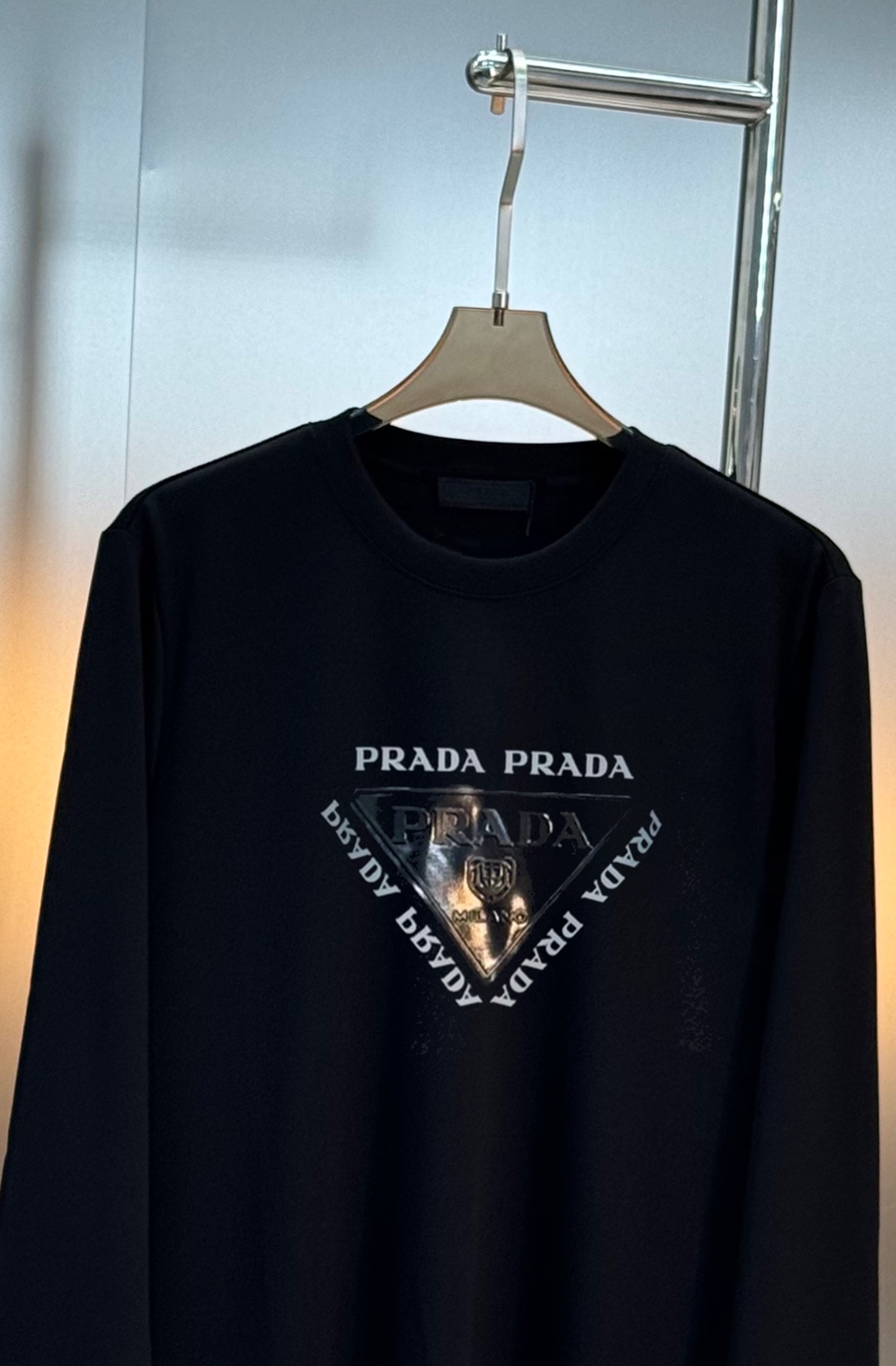 Prada普拉达25s新款莫代尔长袖T恤.甄选超优质300g莫代尔棉面料.柔软有手感.穿着舒适又保暖。胸