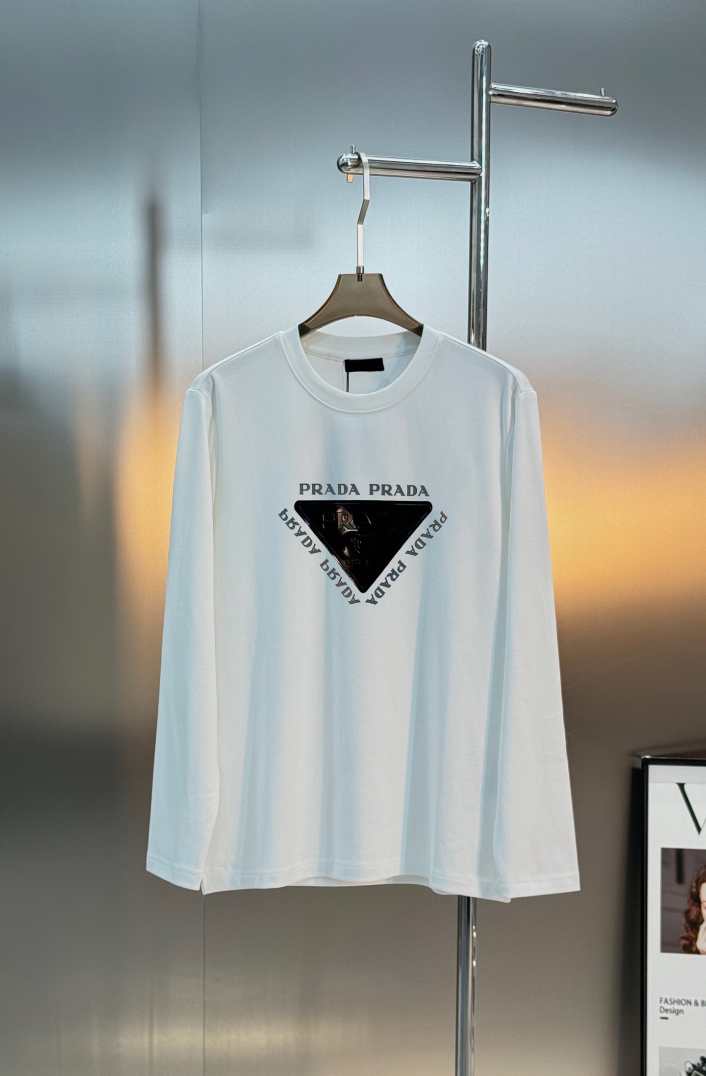 Prada普拉达25s新款莫代尔长袖T恤.甄选超优质300g莫代尔棉面料.柔软有手感.穿着舒适又保暖。胸