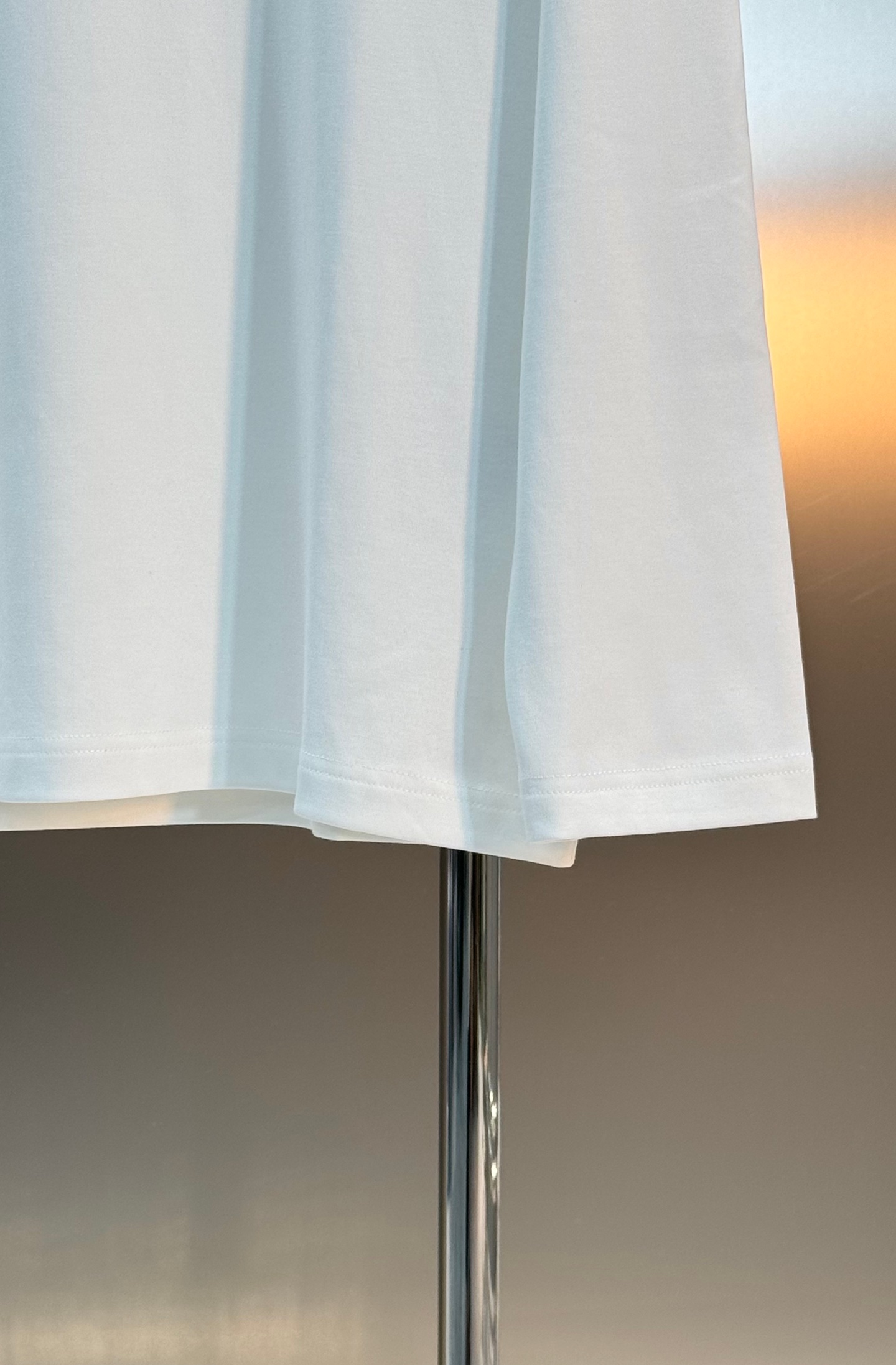 Prada普拉达25s新款莫代尔长袖T恤.甄选超优质300g莫代尔棉面料.柔软有手感.穿着舒适又保暖。胸