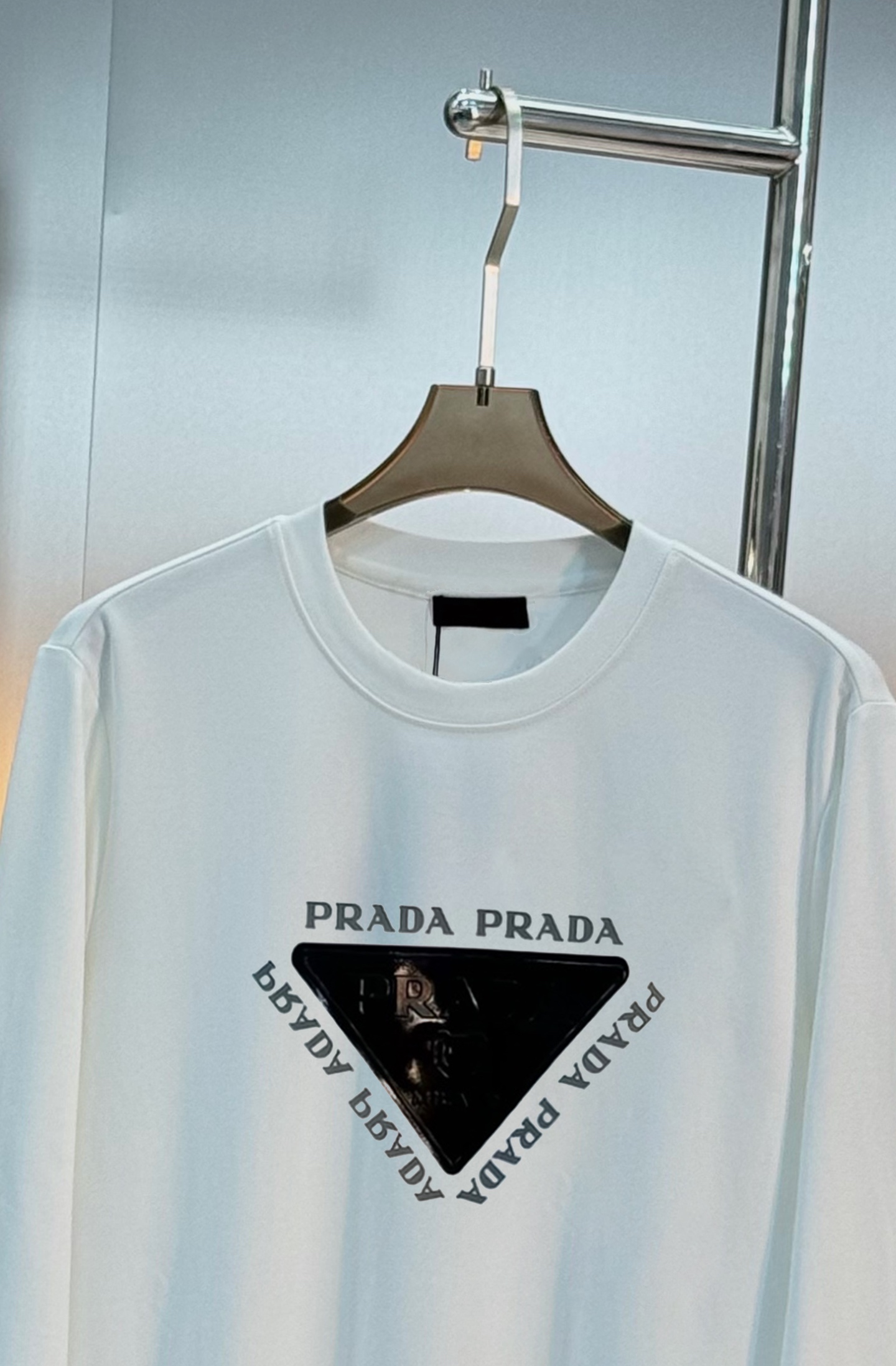 Prada普拉达25s新款莫代尔长袖T恤.甄选超优质300g莫代尔棉面料.柔软有手感.穿着舒适又保暖。胸