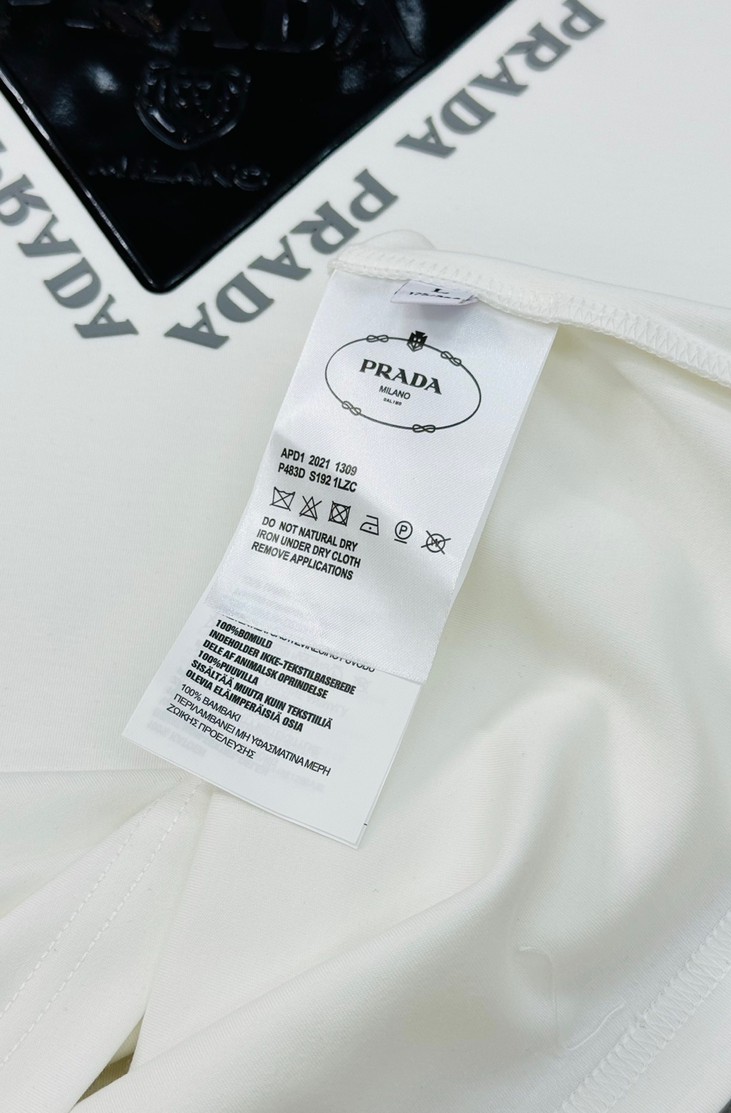 Prada普拉达25s新款莫代尔长袖T恤.甄选超优质300g莫代尔棉面料.柔软有手感.穿着舒适又保暖。胸