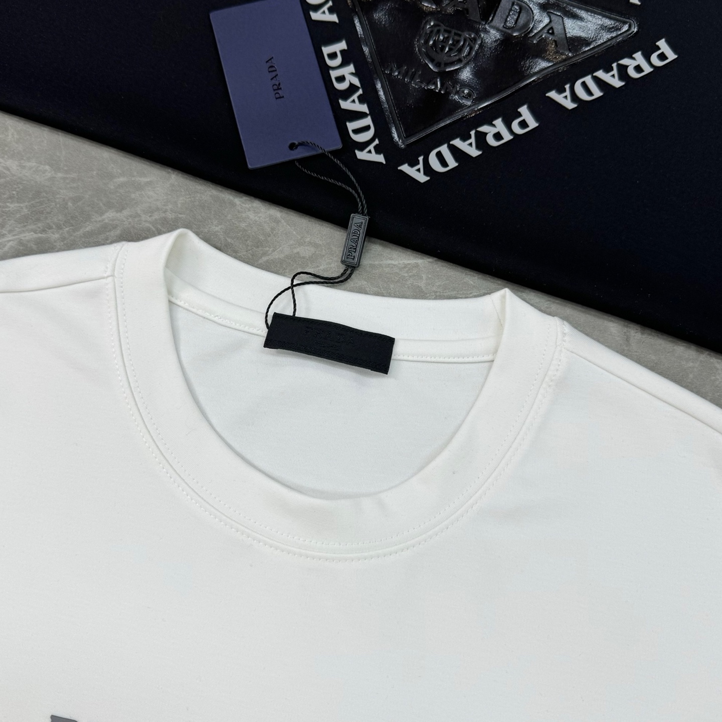 Prada普拉达25s新款莫代尔长袖T恤.甄选超优质300g莫代尔棉面料.柔软有手感.穿着舒适又保暖。胸