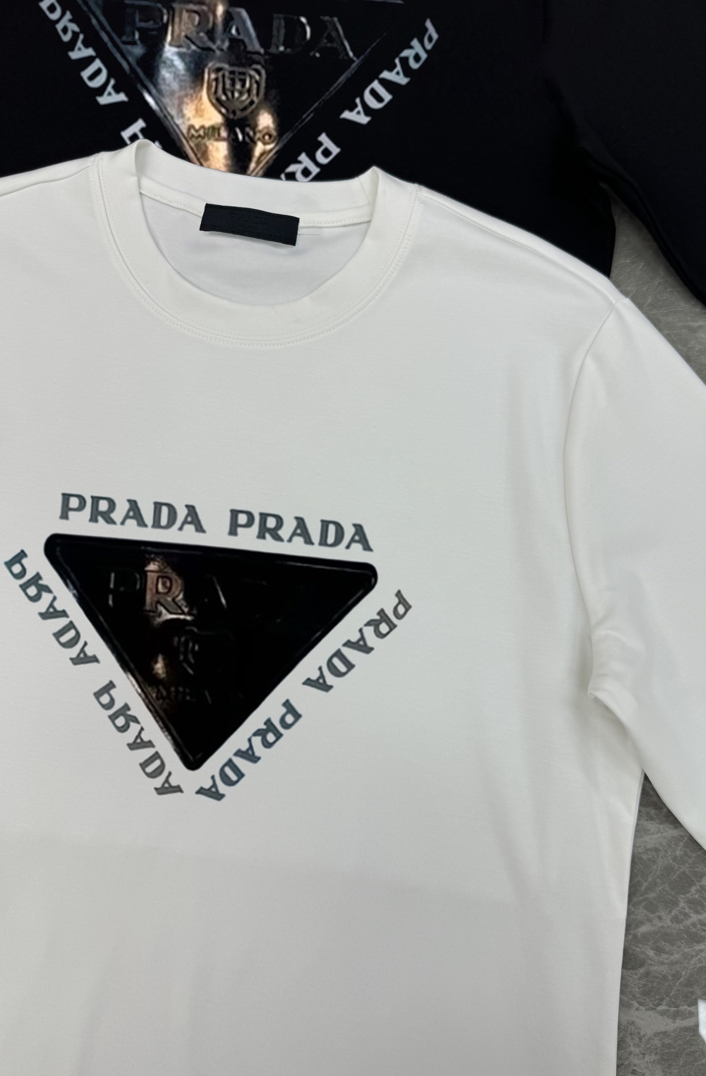 Prada普拉达25s新款莫代尔长袖T恤.甄选超优质300g莫代尔棉面料.柔软有手感.穿着舒适又保暖。胸