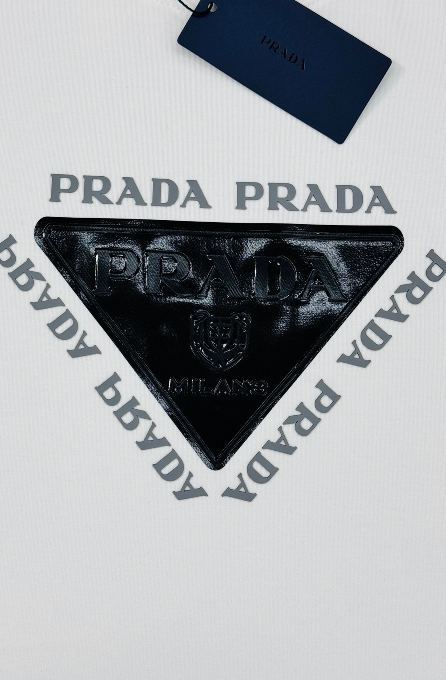 Prada普拉达25s新款莫代尔长袖T恤.甄选超优质300g莫代尔棉面料.柔软有手感.穿着舒适又保暖。胸