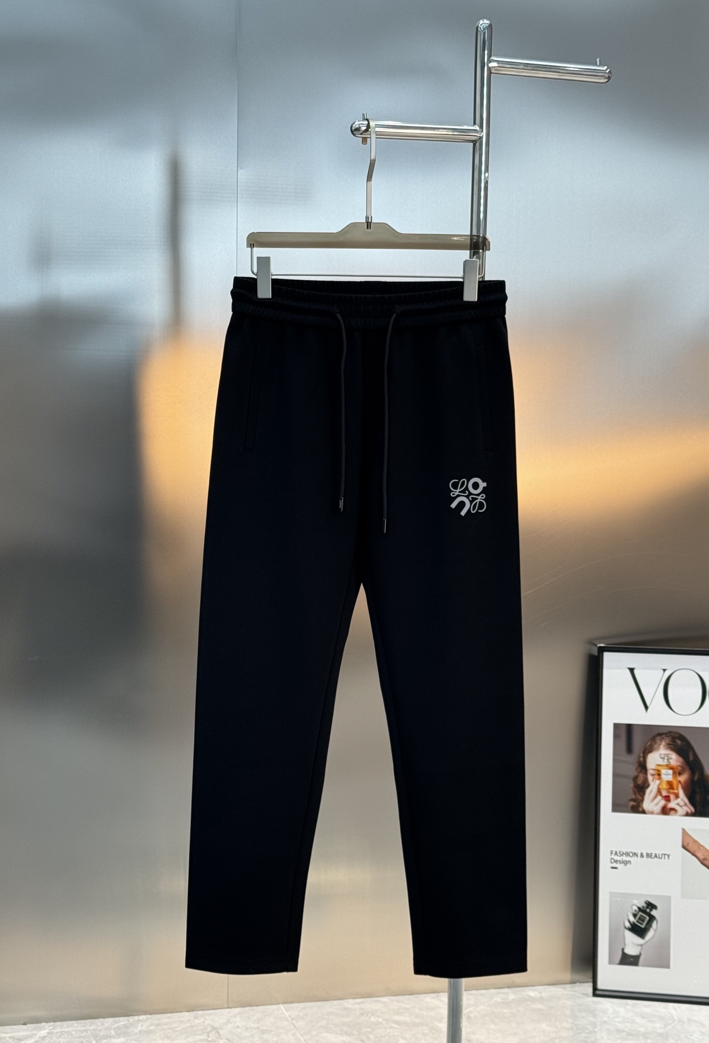 LOEWE25s罗意威新品Anagram休闲裤.联名昂跑新款推荐.修身直筒版型，松紧腰带设计，甄选天丝面