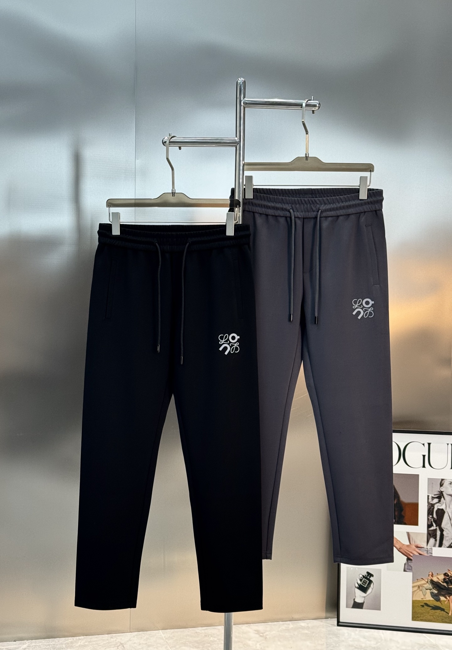 LOEWE25s罗意威新品Anagram休闲裤.联名昂跑新款推荐.修身直筒版型，松紧腰带设计，甄选天丝面