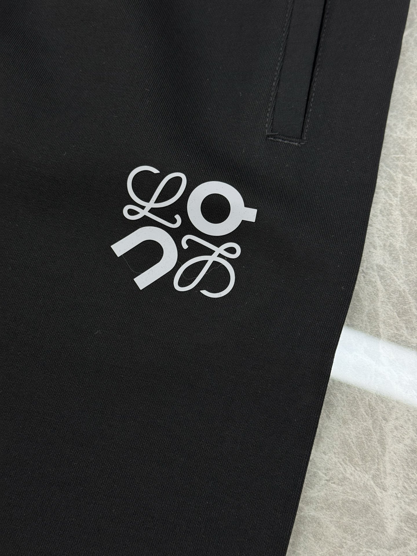 LOEWE25s罗意威新品Anagram休闲裤.联名昂跑新款推荐.修身直筒版型，松紧腰带设计，甄选天丝面