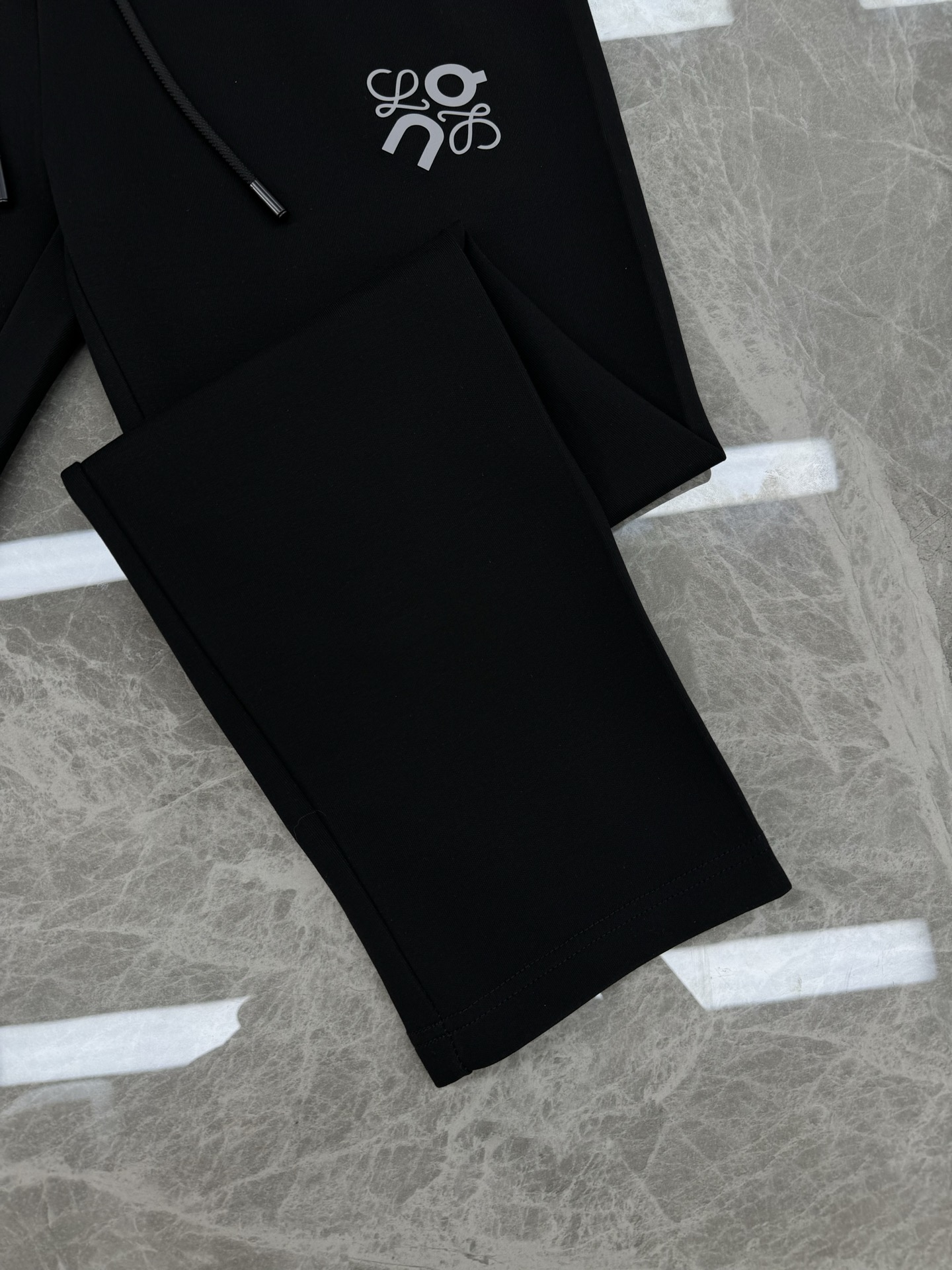 LOEWE25s罗意威新品Anagram休闲裤.联名昂跑新款推荐.修身直筒版型，松紧腰带设计，甄选天丝面