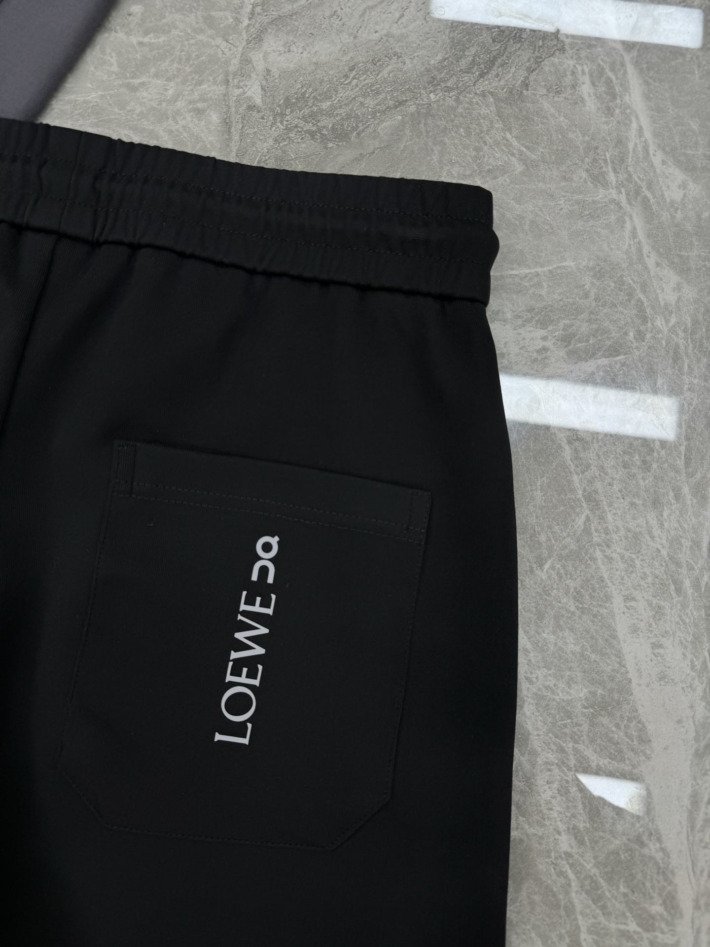 LOEWE25s罗意威新品Anagram休闲裤.联名昂跑新款推荐.修身直筒版型，松紧腰带设计，甄选天丝面