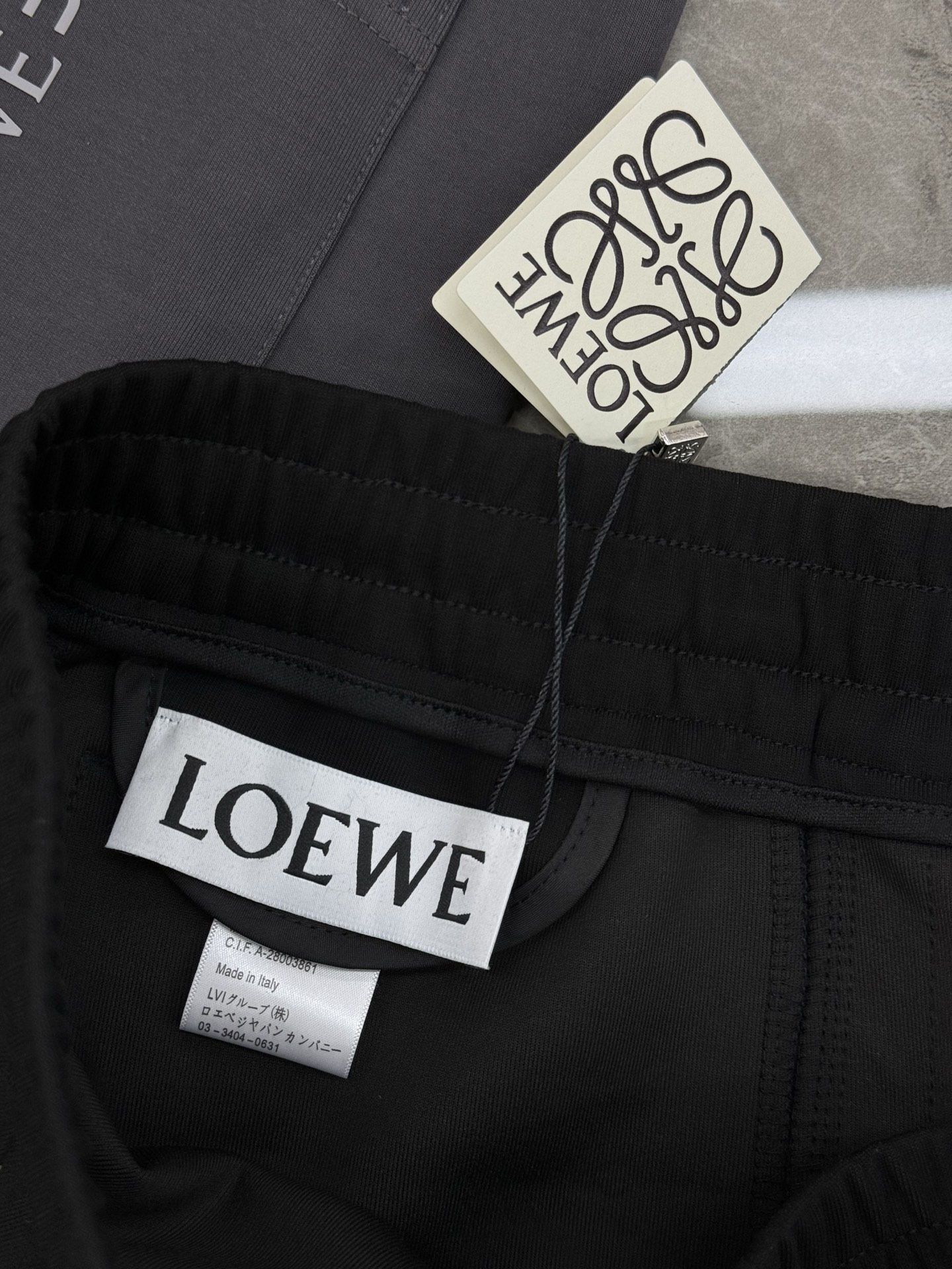 LOEWE25s罗意威新品Anagram休闲裤.联名昂跑新款推荐.修身直筒版型，松紧腰带设计，甄选天丝面