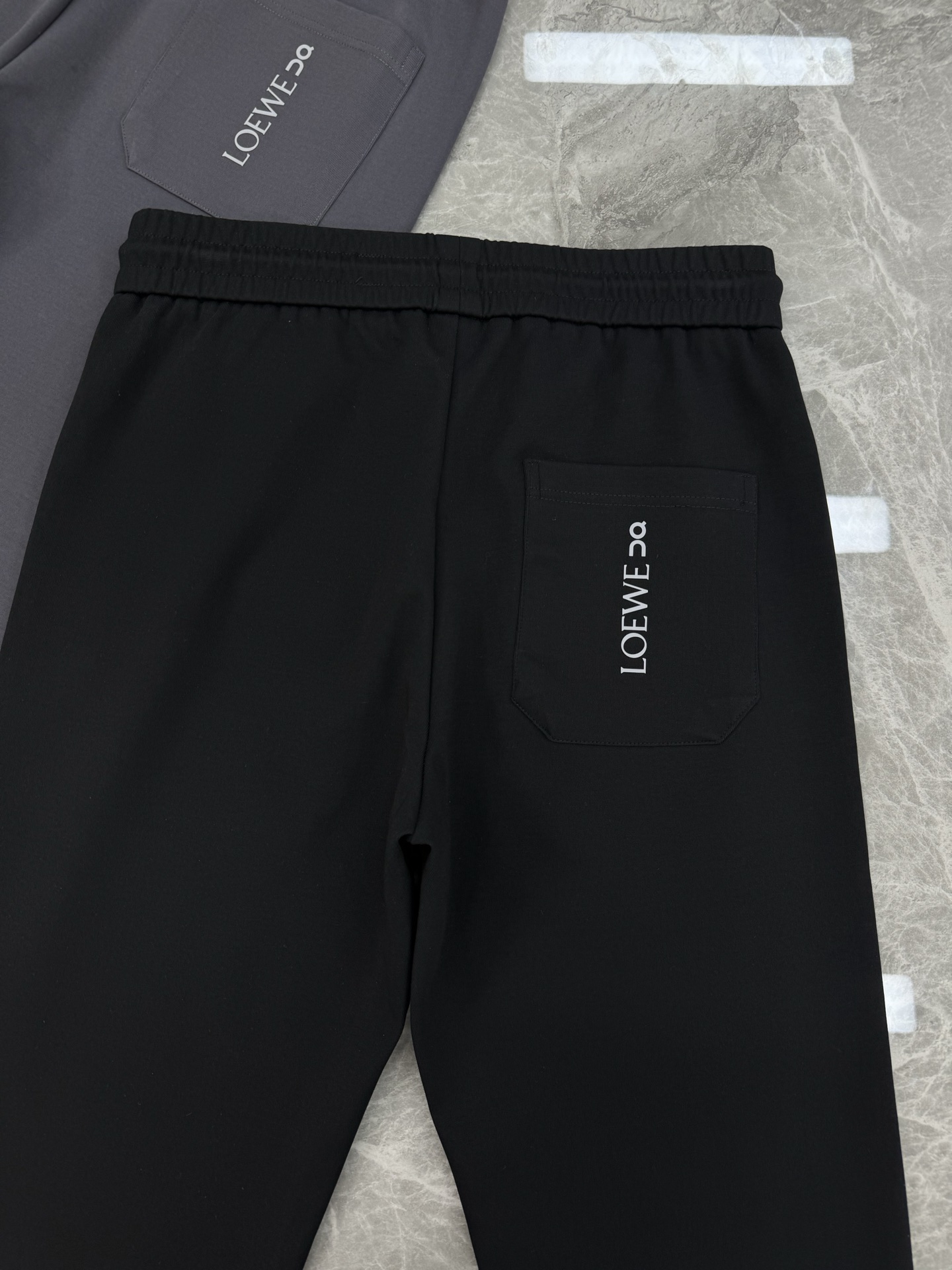 LOEWE25s罗意威新品Anagram休闲裤.联名昂跑新款推荐.修身直筒版型，松紧腰带设计，甄选天丝面