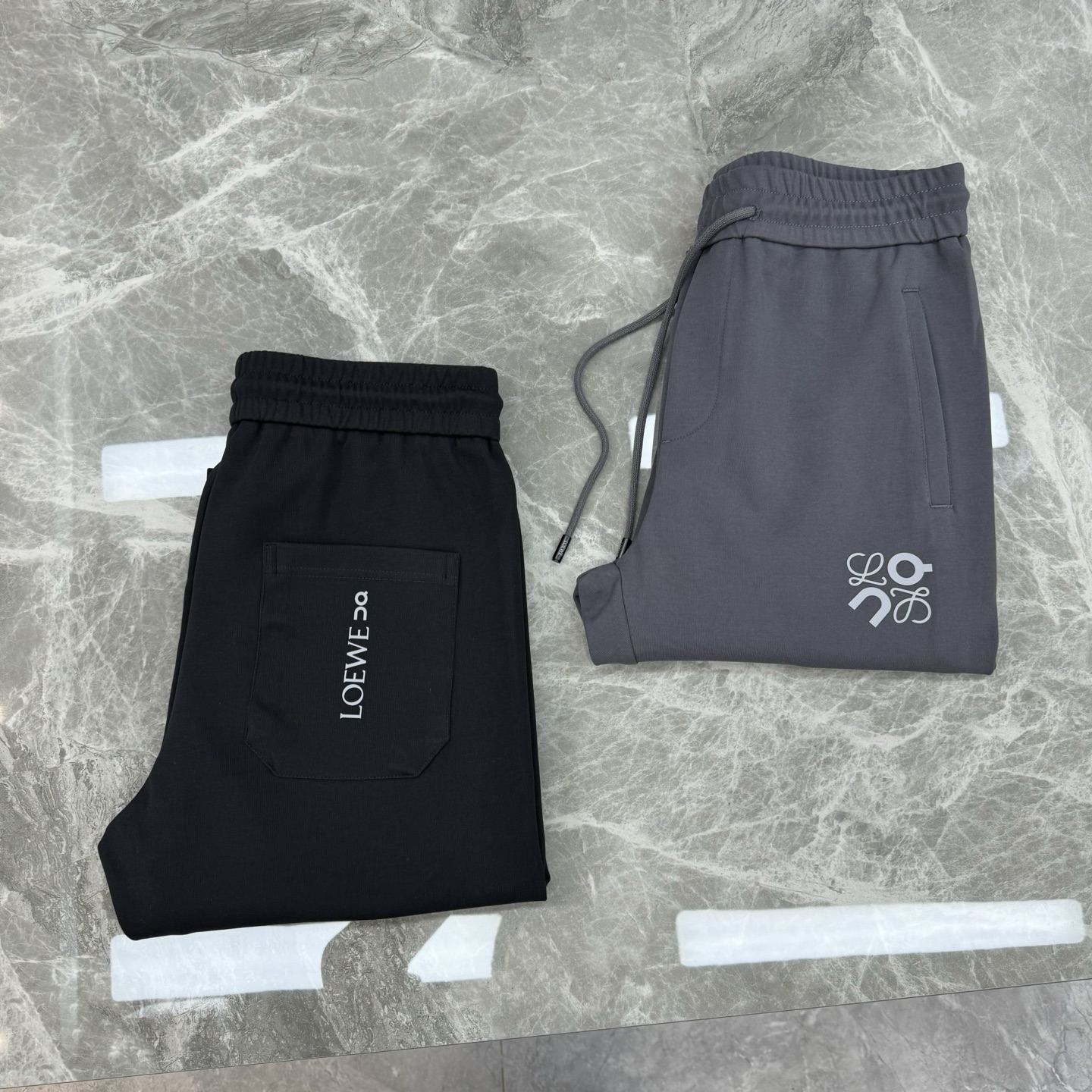 LOEWE25s罗意威新品Anagram休闲裤.联名昂跑新款推荐.修身直筒版型，松紧腰带设计，甄选天丝面