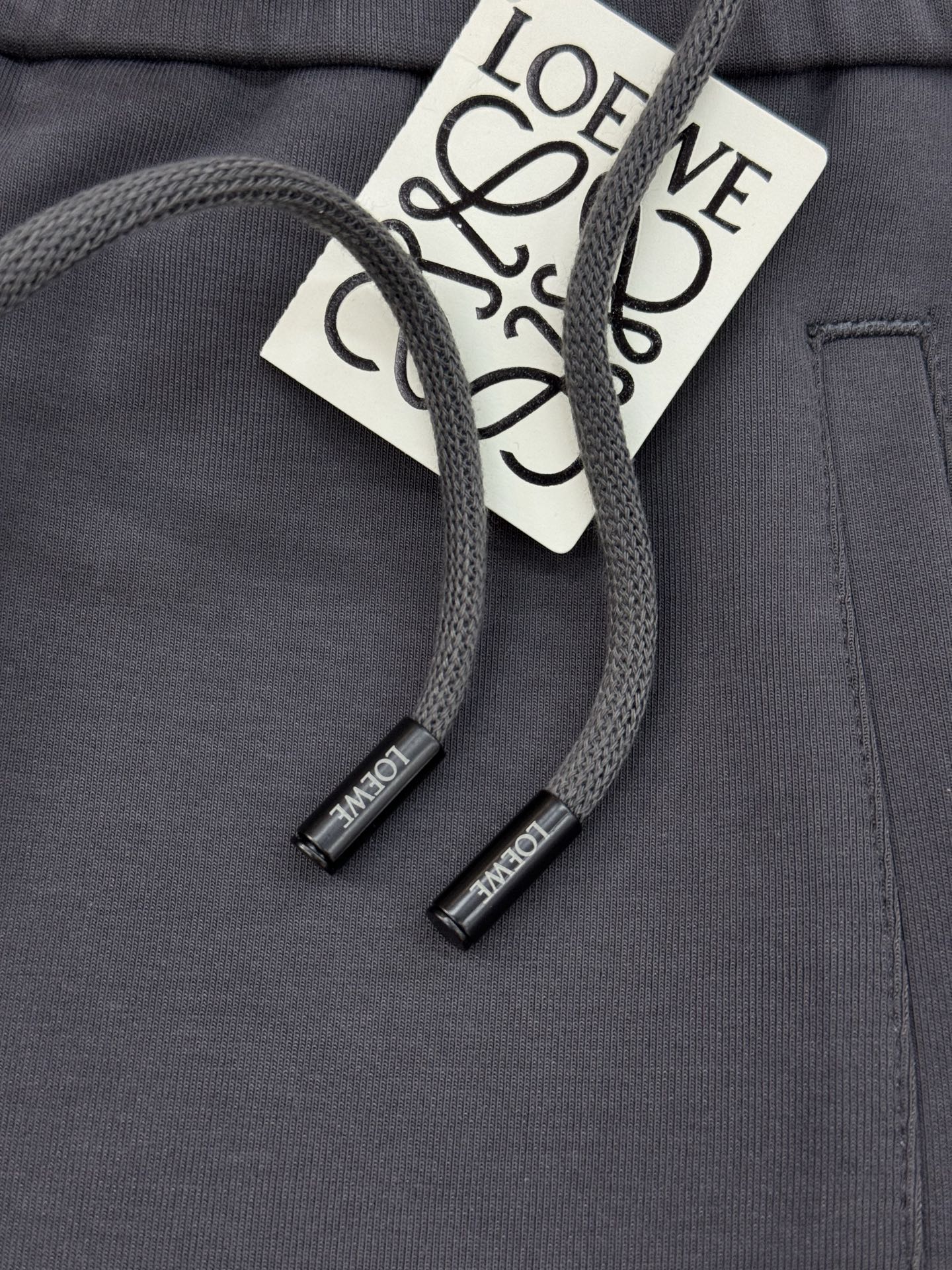 LOEWE25s罗意威新品Anagram休闲裤.联名昂跑新款推荐.修身直筒版型，松紧腰带设计，甄选天丝面