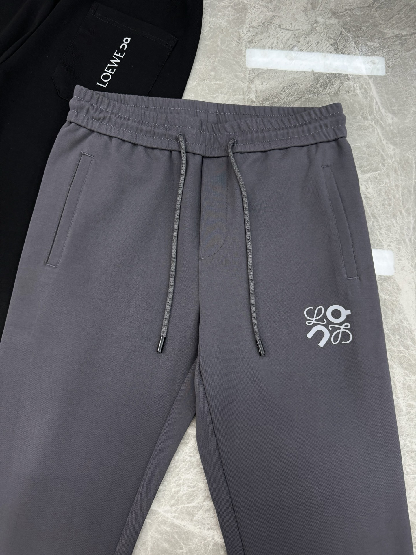 LOEWE25s罗意威新品Anagram休闲裤.联名昂跑新款推荐.修身直筒版型，松紧腰带设计，甄选天丝面