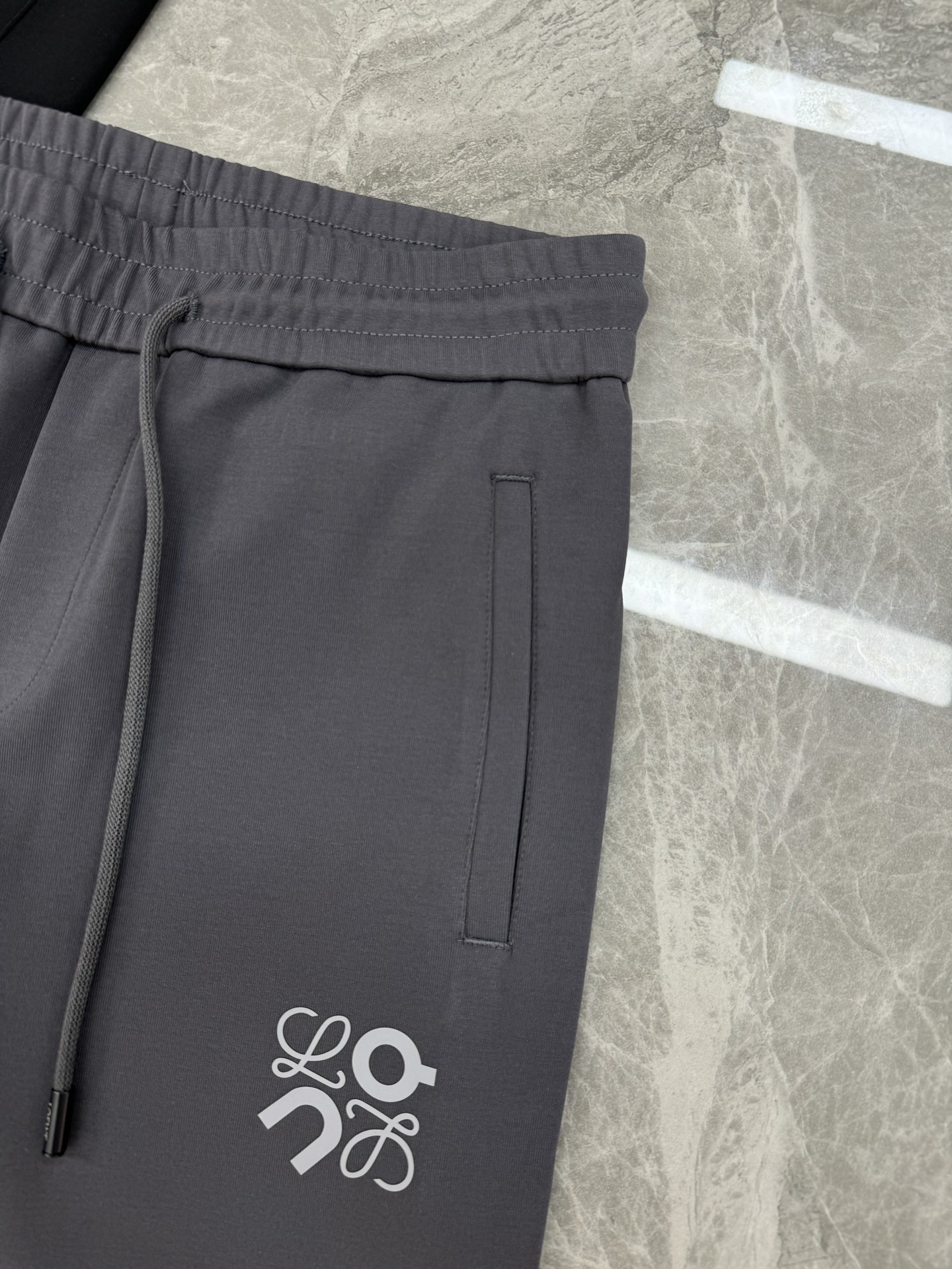 LOEWE25s罗意威新品Anagram休闲裤.联名昂跑新款推荐.修身直筒版型，松紧腰带设计，甄选天丝面