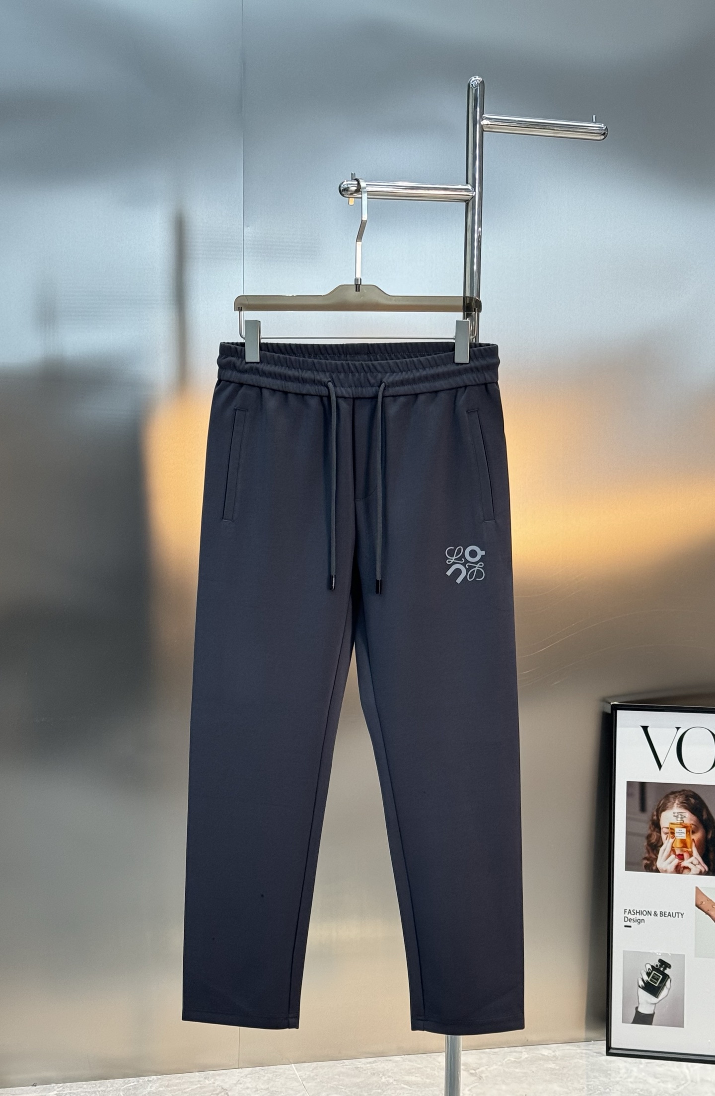 LOEWE25s罗意威新品Anagram休闲裤.联名昂跑新款推荐.修身直筒版型，松紧腰带设计，甄选天丝面