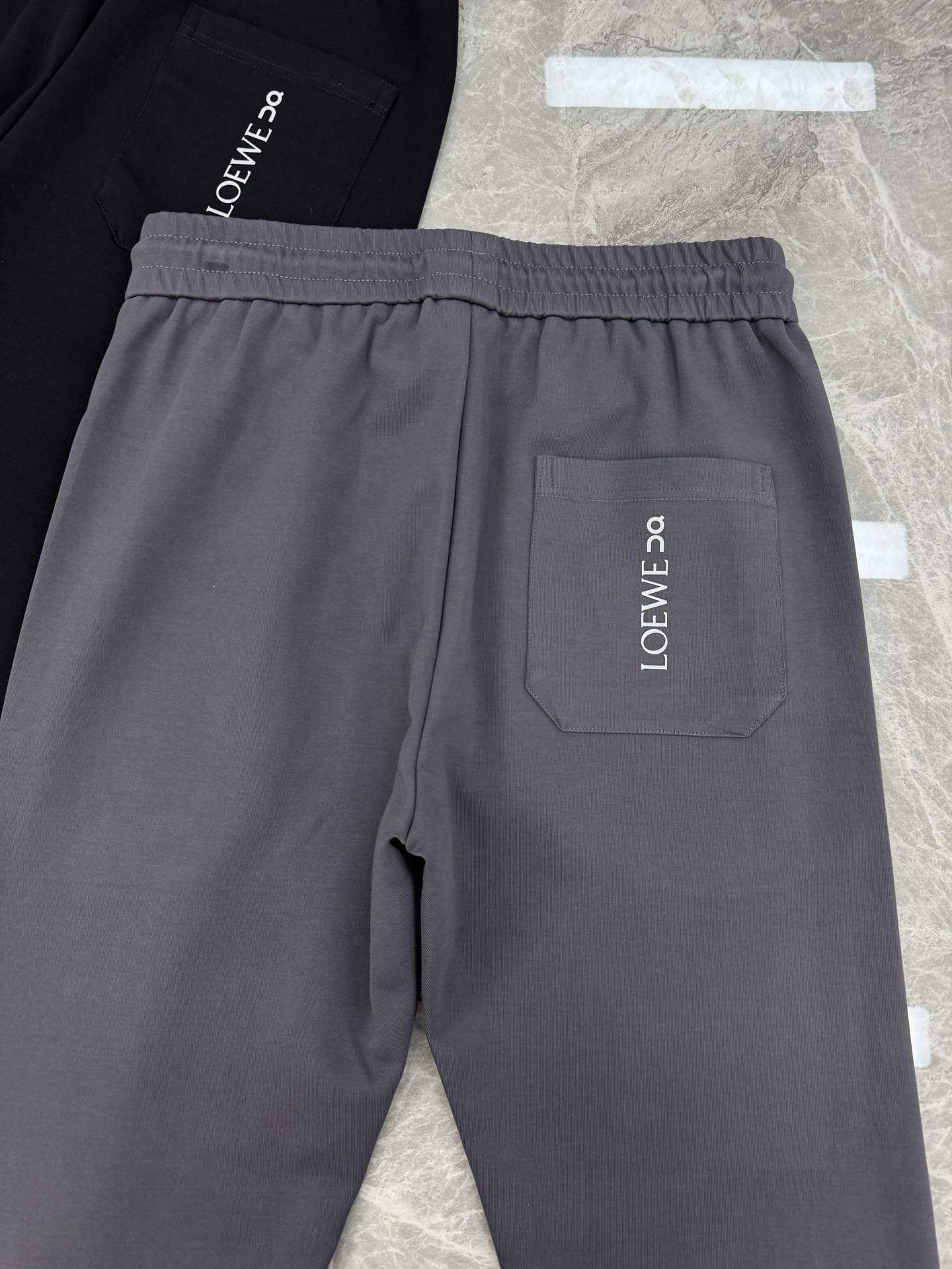 LOEWE25s罗意威新品Anagram休闲裤.联名昂跑新款推荐.修身直筒版型，松紧腰带设计，甄选天丝面