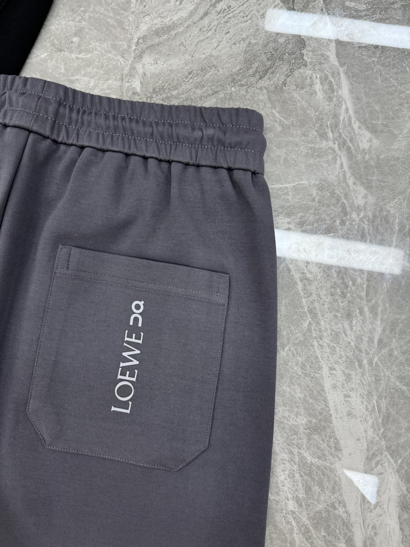 LOEWE25s罗意威新品Anagram休闲裤.联名昂跑新款推荐.修身直筒版型，松紧腰带设计，甄选天丝面