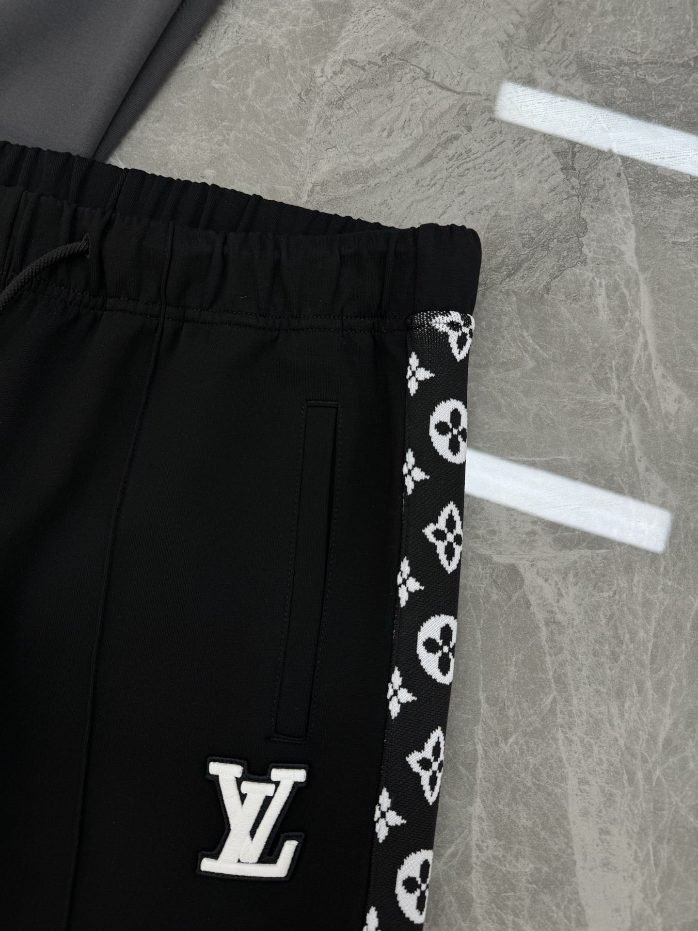 驴牌*25s新款Monogram休闲运动直筒裤.订制经典老花织带.品牌感满满！甄选铜氨丝空气层混纺材质柔