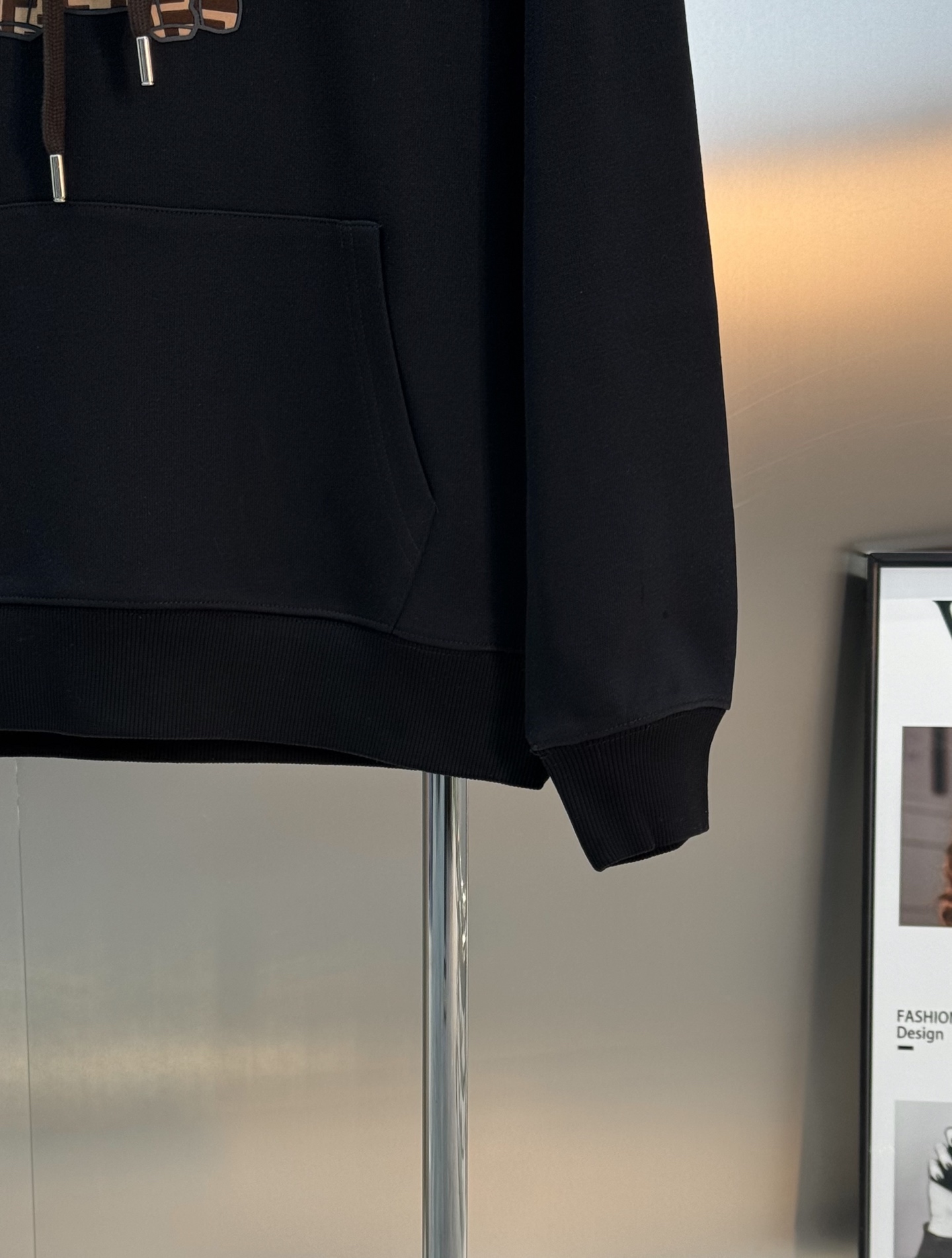 Fendi芬迪25s新款小狗提花连帽卫衣，灵感来自创意总监Silvia Venturini Fendi的