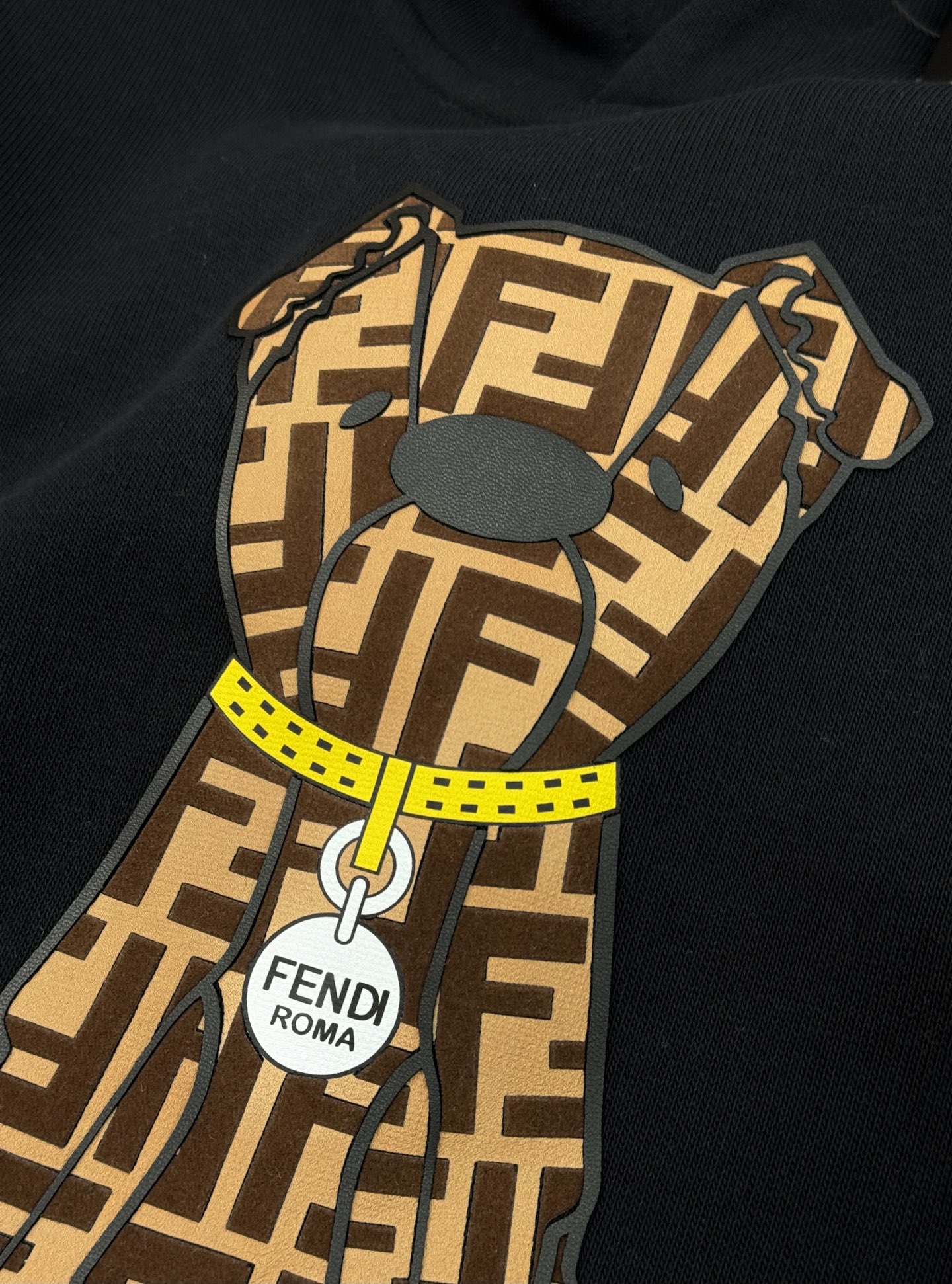 Fendi芬迪25s新款小狗提花连帽卫衣，灵感来自创意总监Silvia Venturini Fendi的