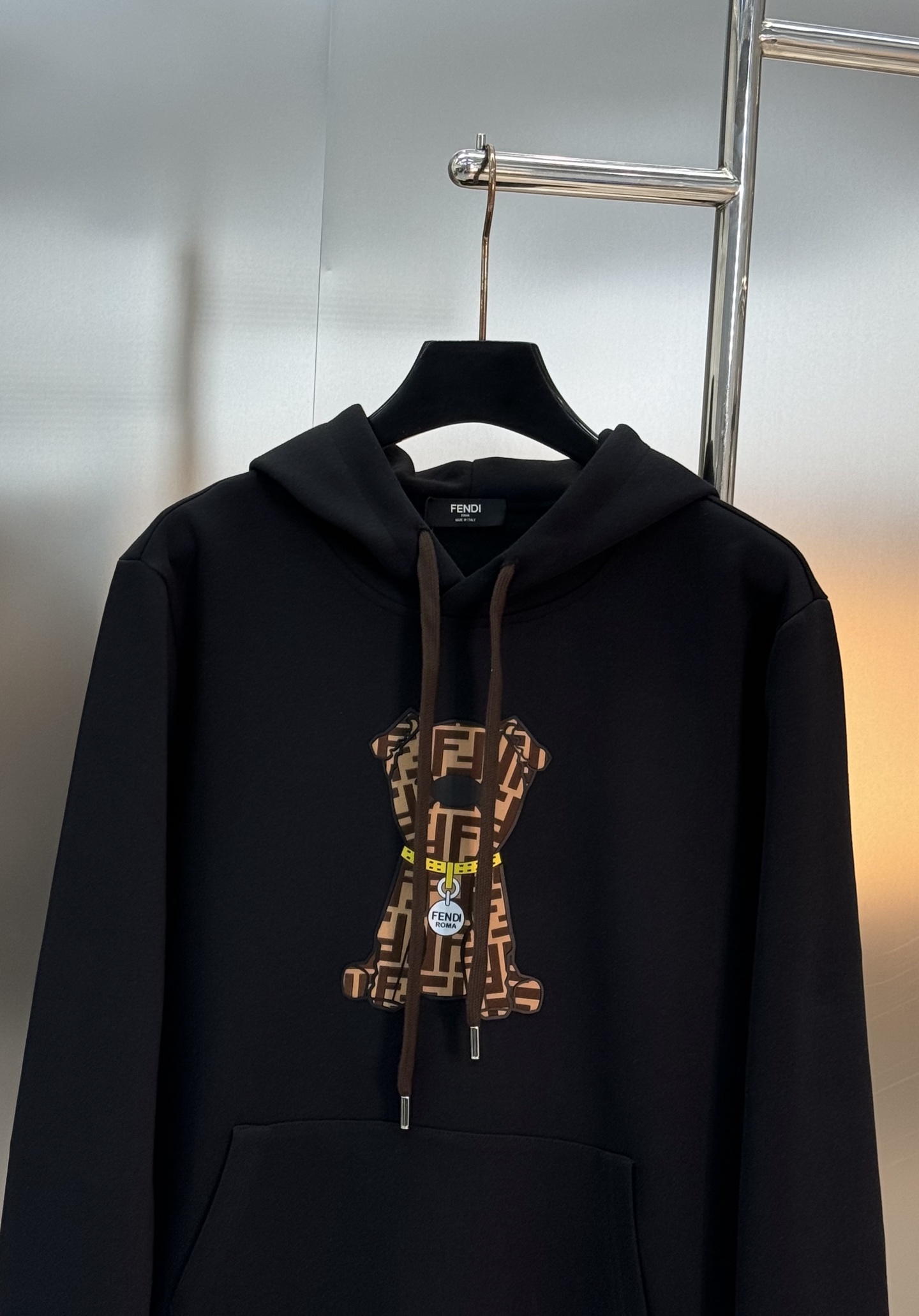 Fendi芬迪25s新款小狗提花连帽卫衣，灵感来自创意总监Silvia Venturini Fendi的