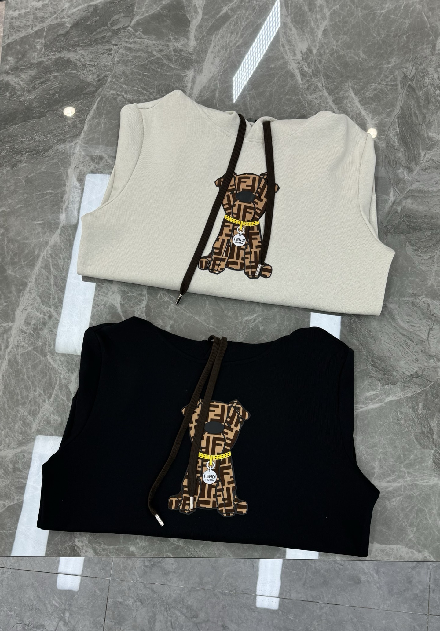 Fendi芬迪25s新款小狗提花连帽卫衣，灵感来自创意总监Silvia Venturini Fendi的