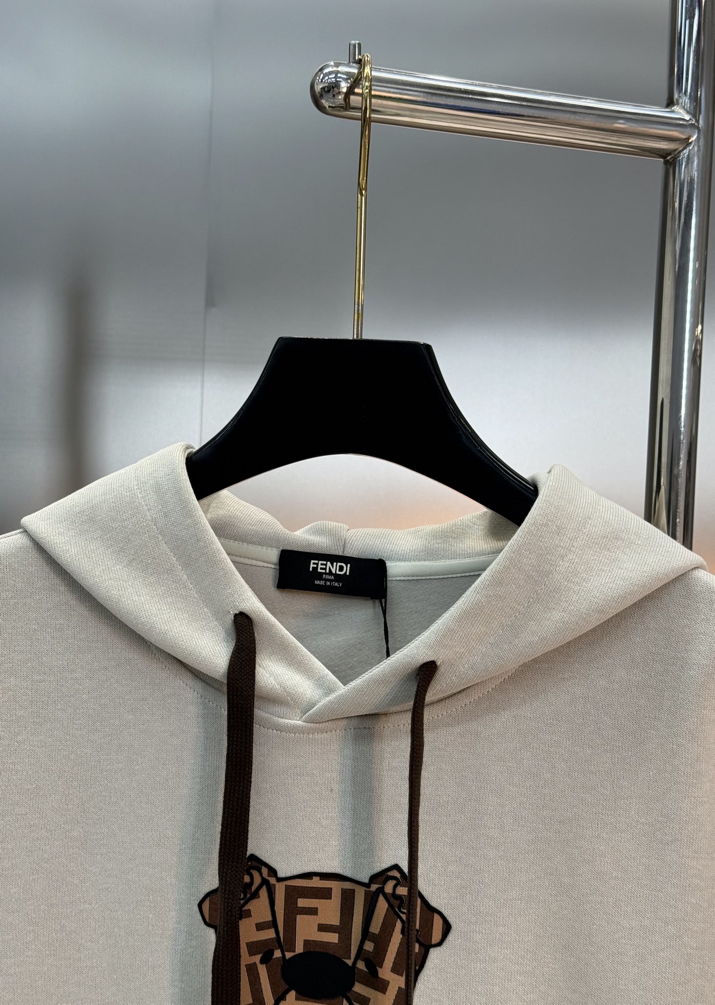 Fendi芬迪25s新款小狗提花连帽卫衣，灵感来自创意总监Silvia Venturini Fendi的