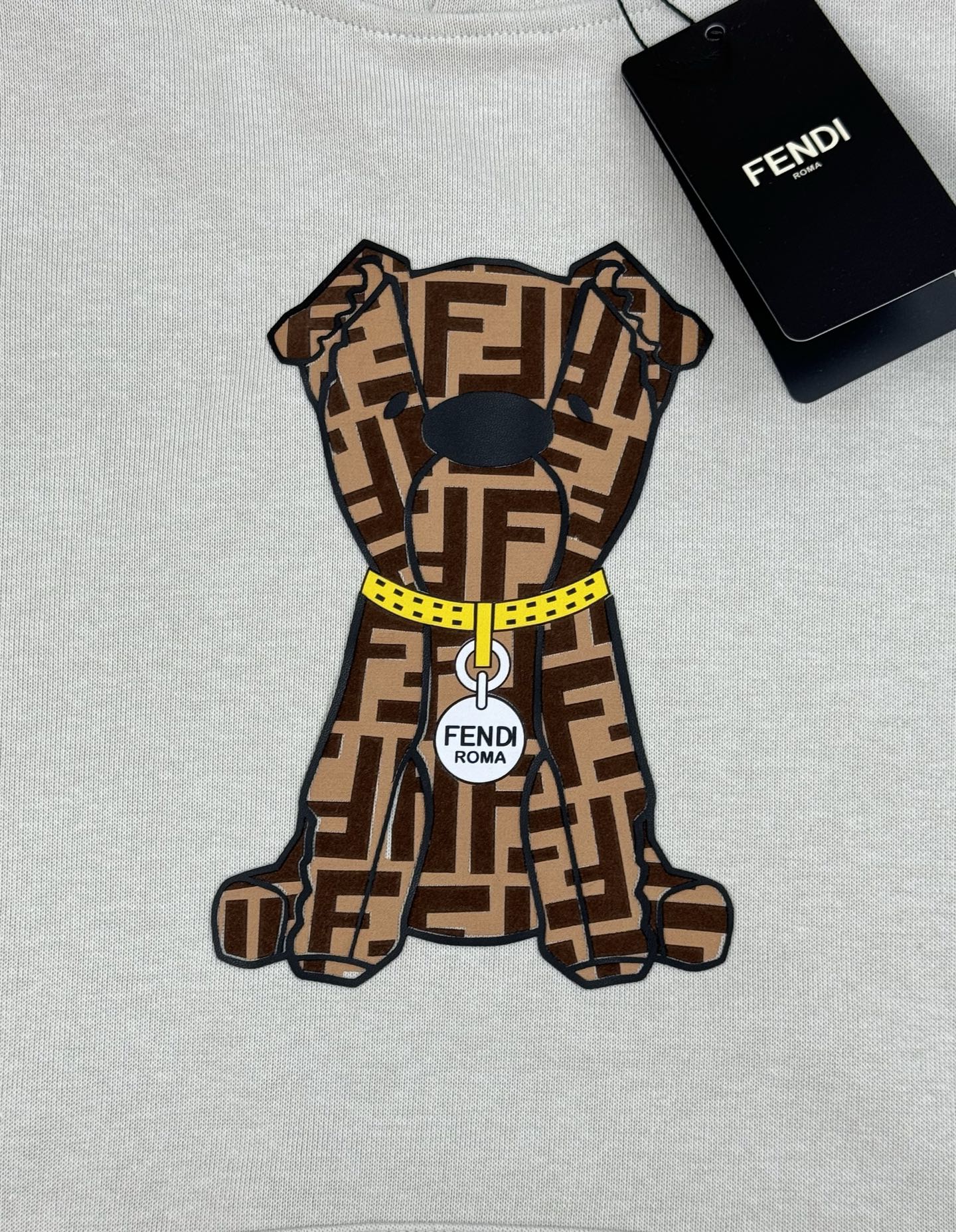 Fendi芬迪25s新款小狗提花连帽卫衣，灵感来自创意总监Silvia Venturini Fendi的