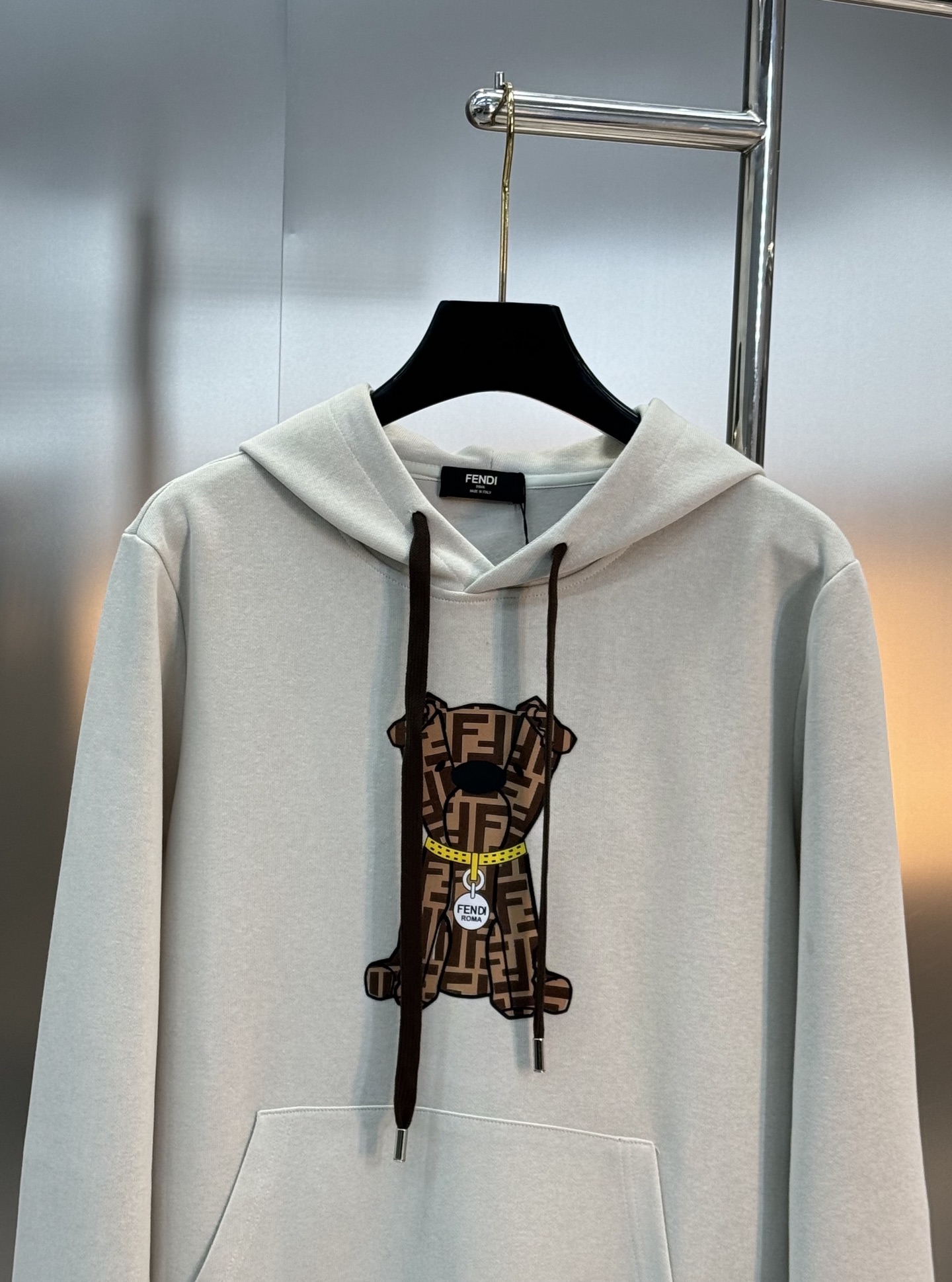 Fendi芬迪25s新款小狗提花连帽卫衣，灵感来自创意总监Silvia Venturini Fendi的