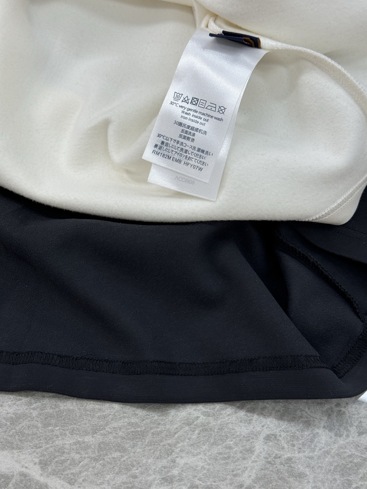 驴牌*25s新款圆领短袖T恤，加绒款🔥秋冬打底首先佳品.胸口精致驴原版五金.低调彰显出品牌奢华风格.基础