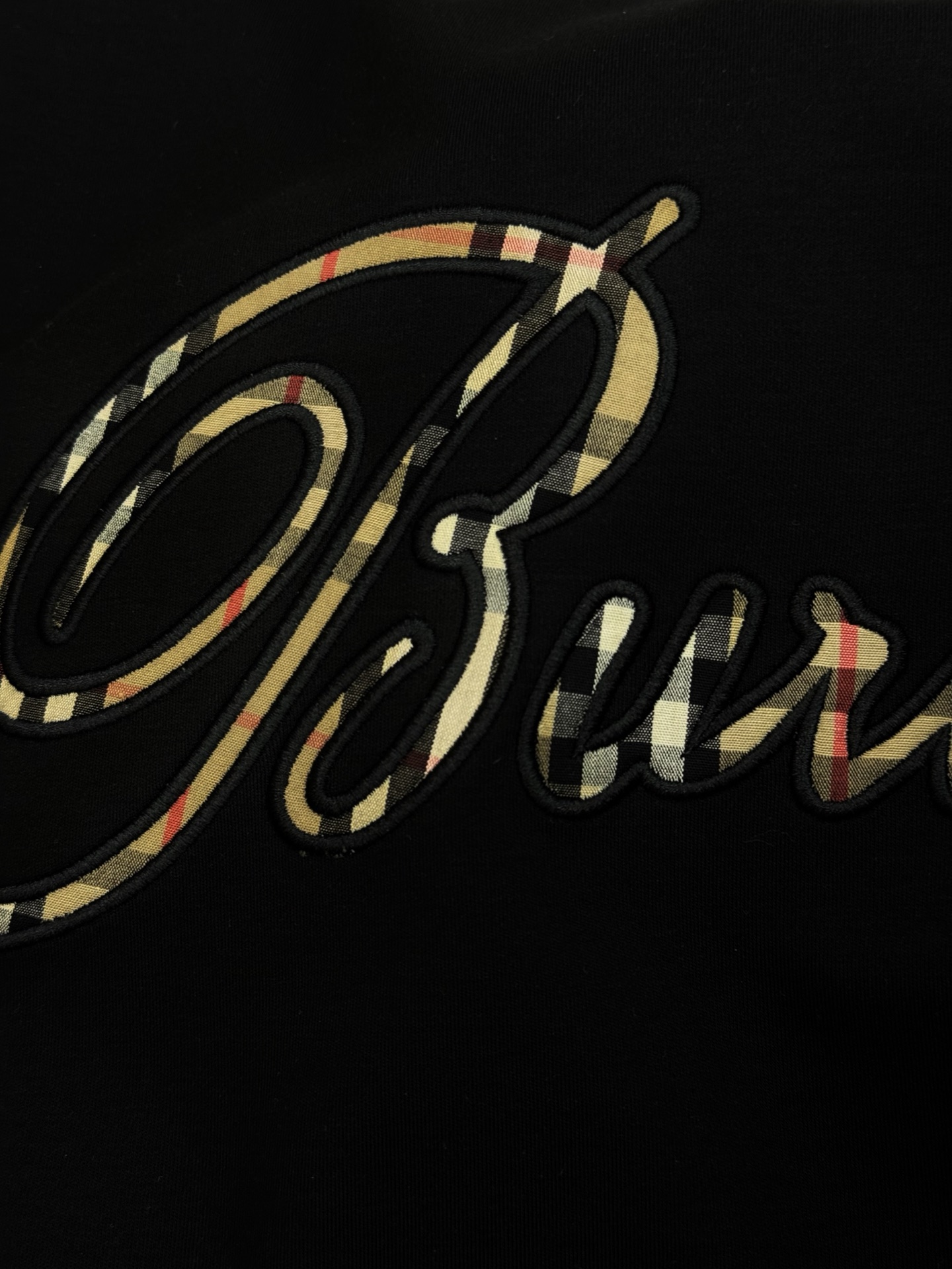 Burberry 巴宝莉25s后背刺绣Logo莫代尔T恤❤️背部艺术字体Logo+经典格纹刺绣，胸前本色