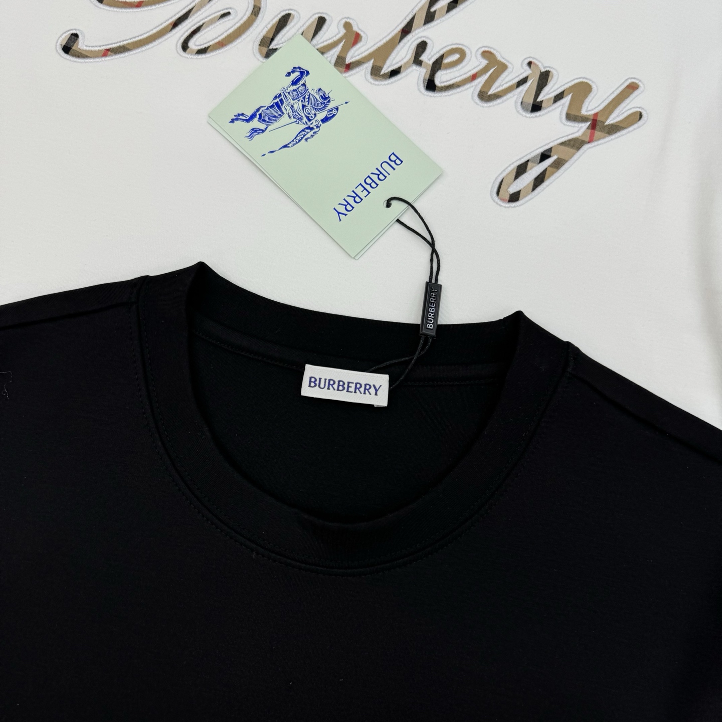 Burberry 巴宝莉25s后背刺绣Logo莫代尔T恤❤️背部艺术字体Logo+经典格纹刺绣，胸前本色