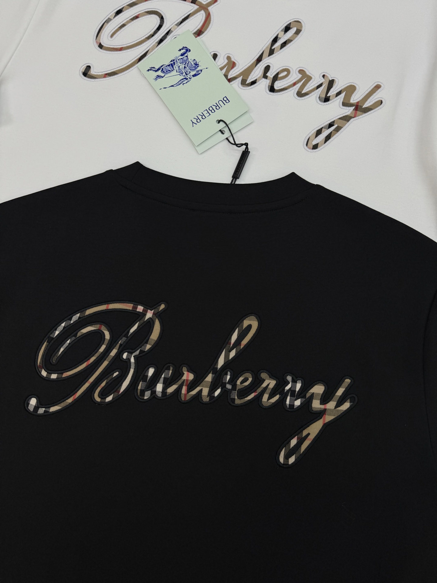 Burberry 巴宝莉25s后背刺绣Logo莫代尔T恤❤️背部艺术字体Logo+经典格纹刺绣，胸前本色