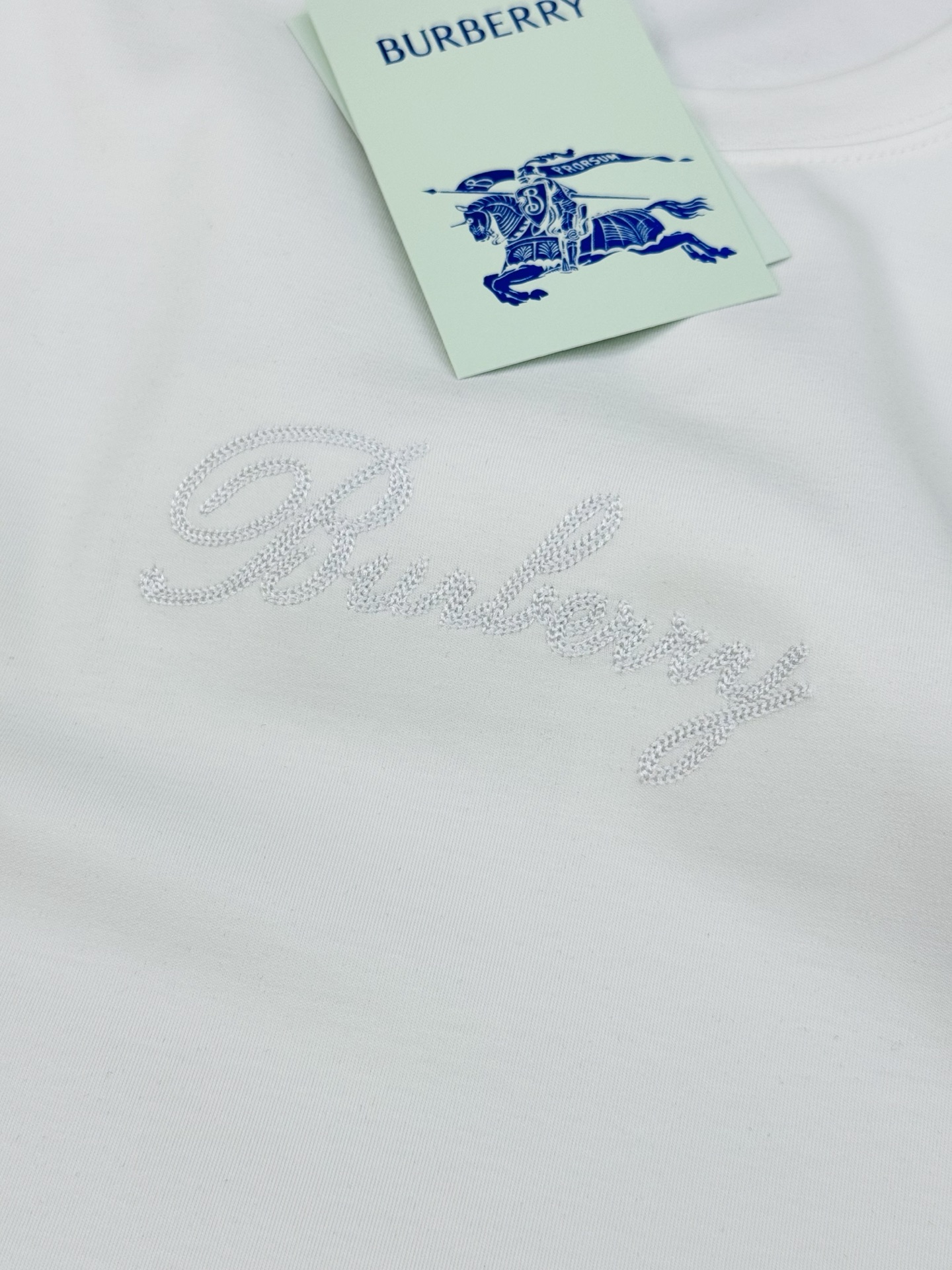 Burberry 巴宝莉25s后背刺绣Logo莫代尔T恤❤️背部艺术字体Logo+经典格纹刺绣，胸前本色