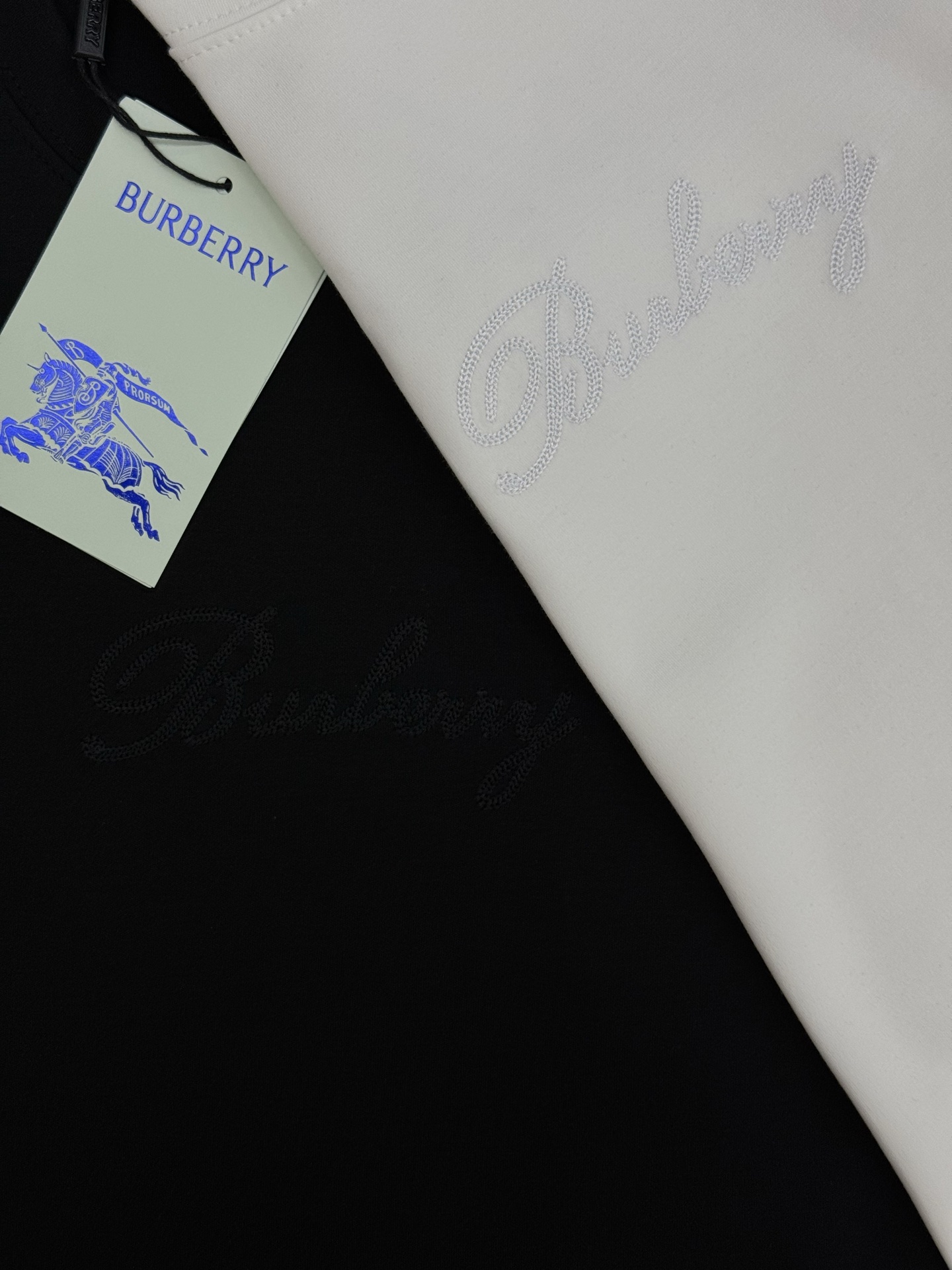 Burberry 巴宝莉25s后背刺绣Logo莫代尔T恤❤️背部艺术字体Logo+经典格纹刺绣，胸前本色