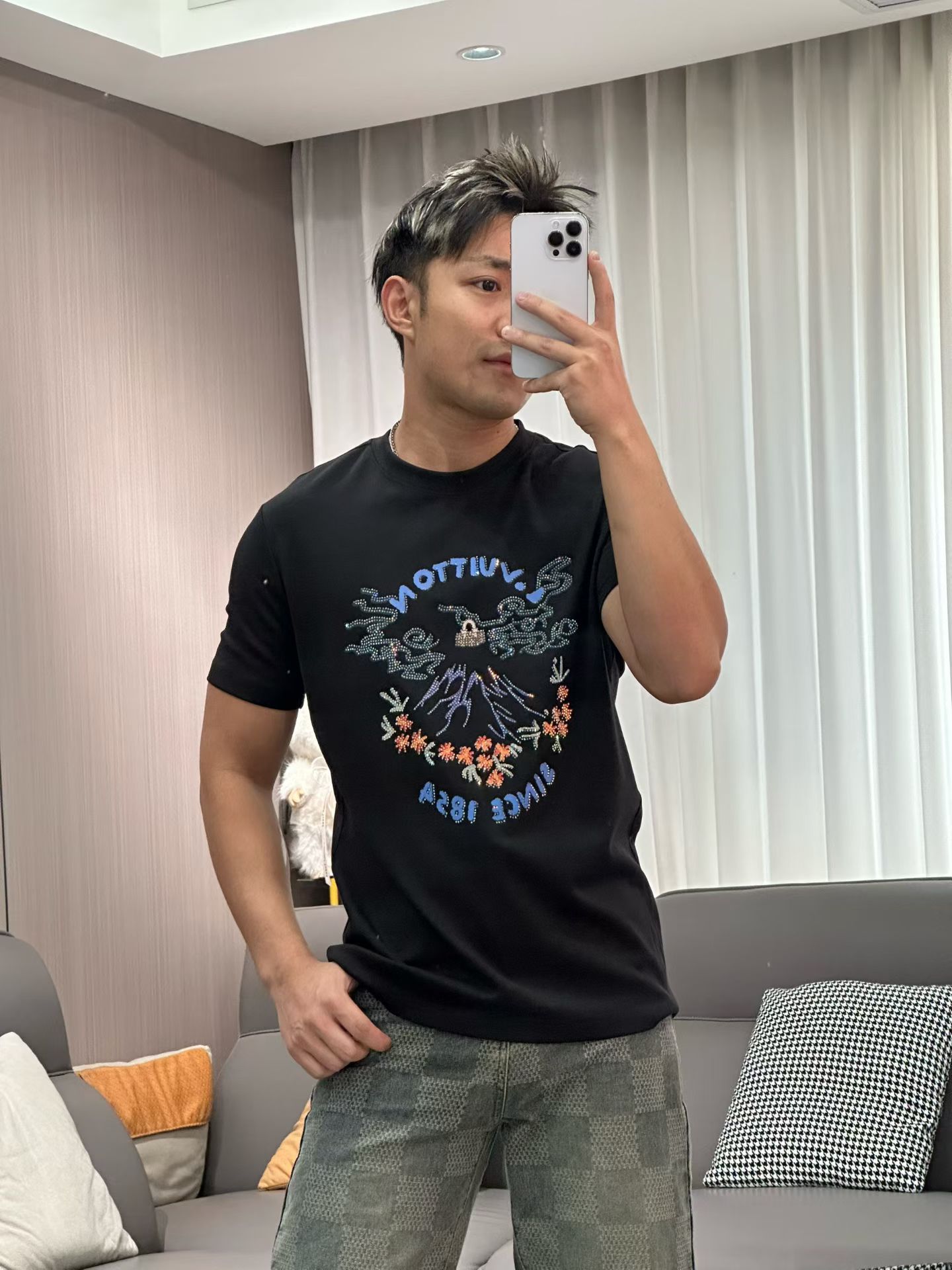 驴牌*25s款莫代尔T恤. 新品以复杂图形描绘朝气蓬勃的美景，展示出日本传统文化与品牌元素的妙趣融合。甄