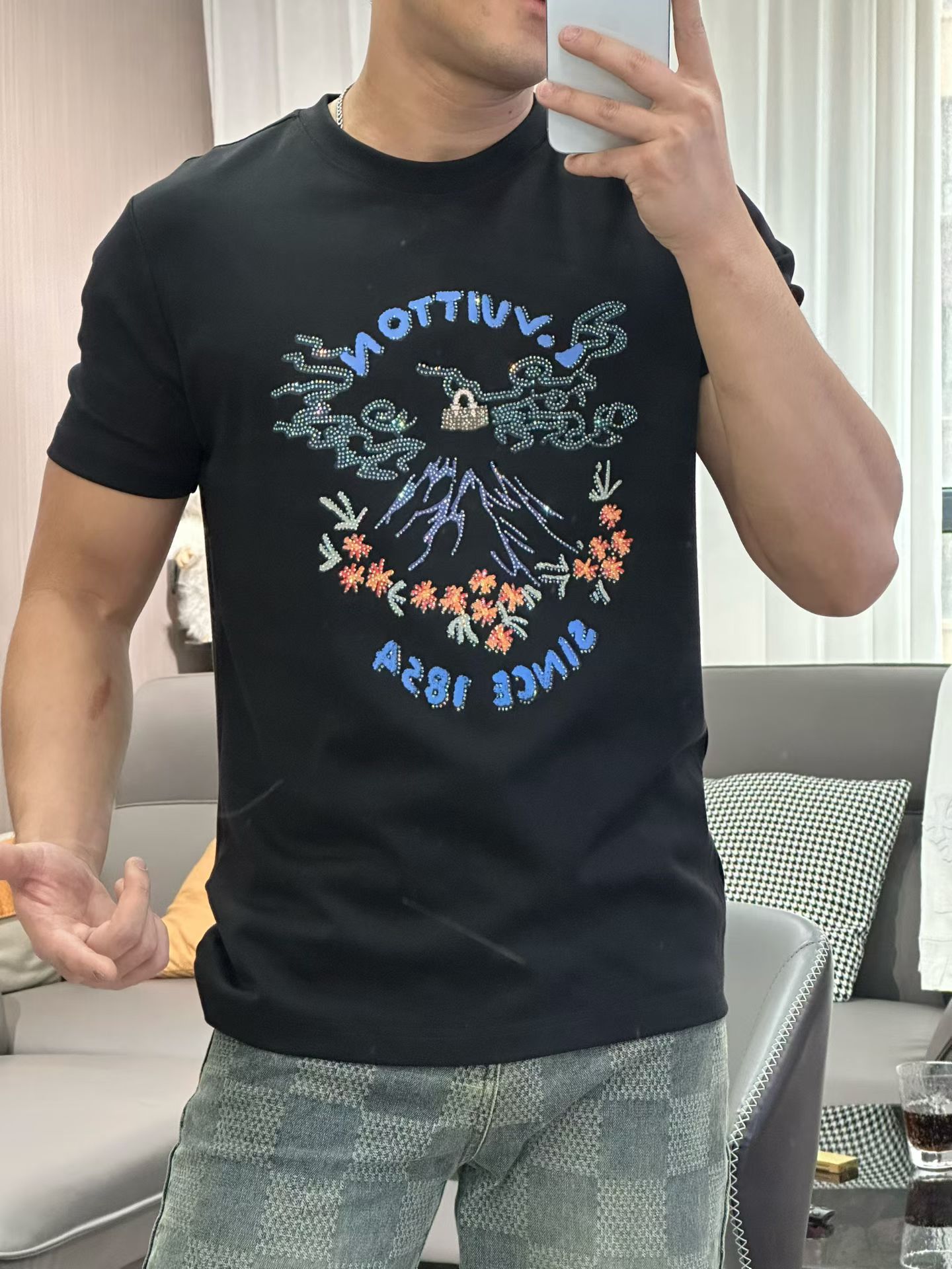 驴牌*25s款莫代尔T恤. 新品以复杂图形描绘朝气蓬勃的美景，展示出日本传统文化与品牌元素的妙趣融合。甄