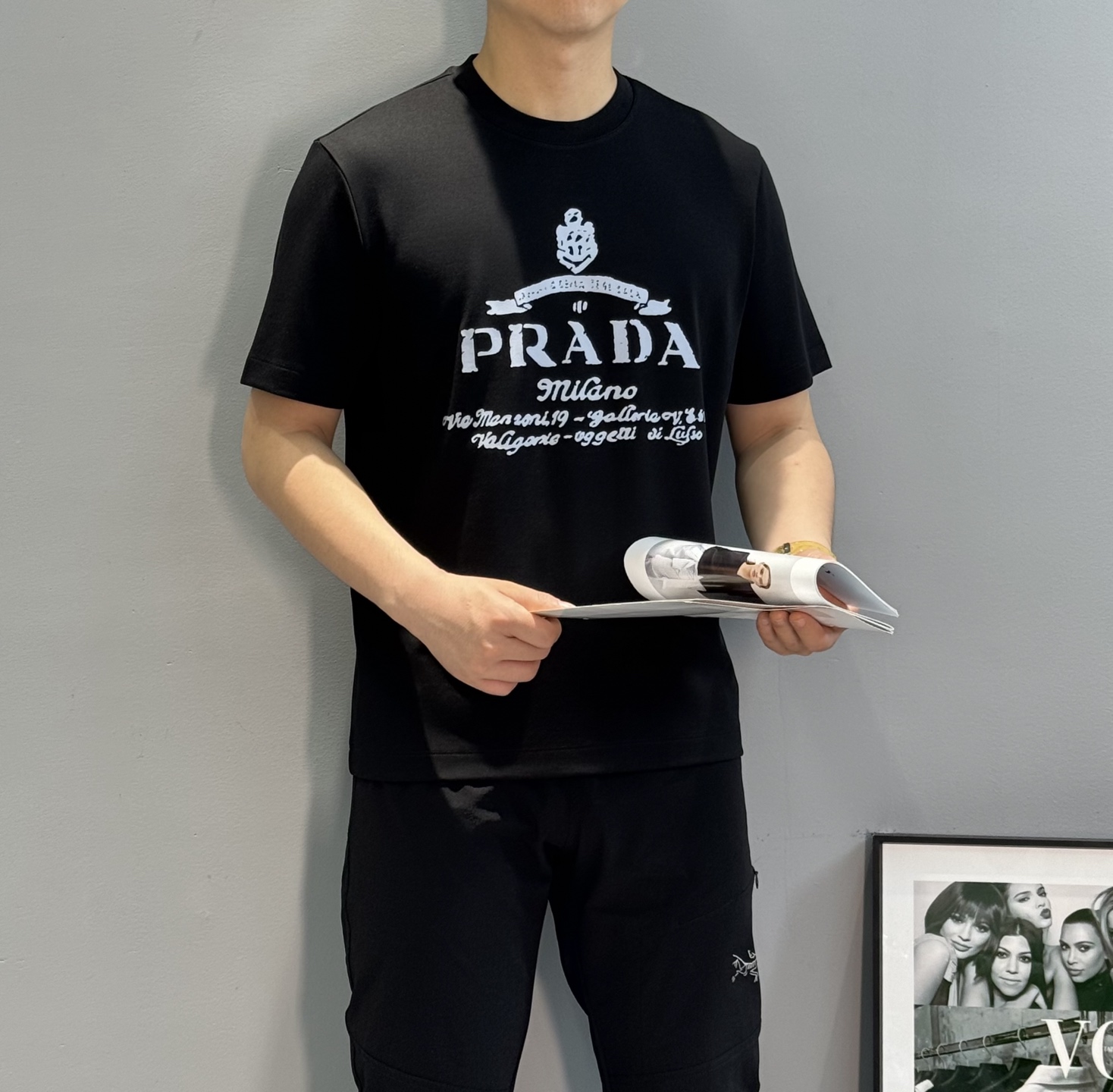 PRADA普拉达25S新款莫代尔T恤.优秀品质和当代流行元素搭配.胸前质感Prada超强标签，大图形立体