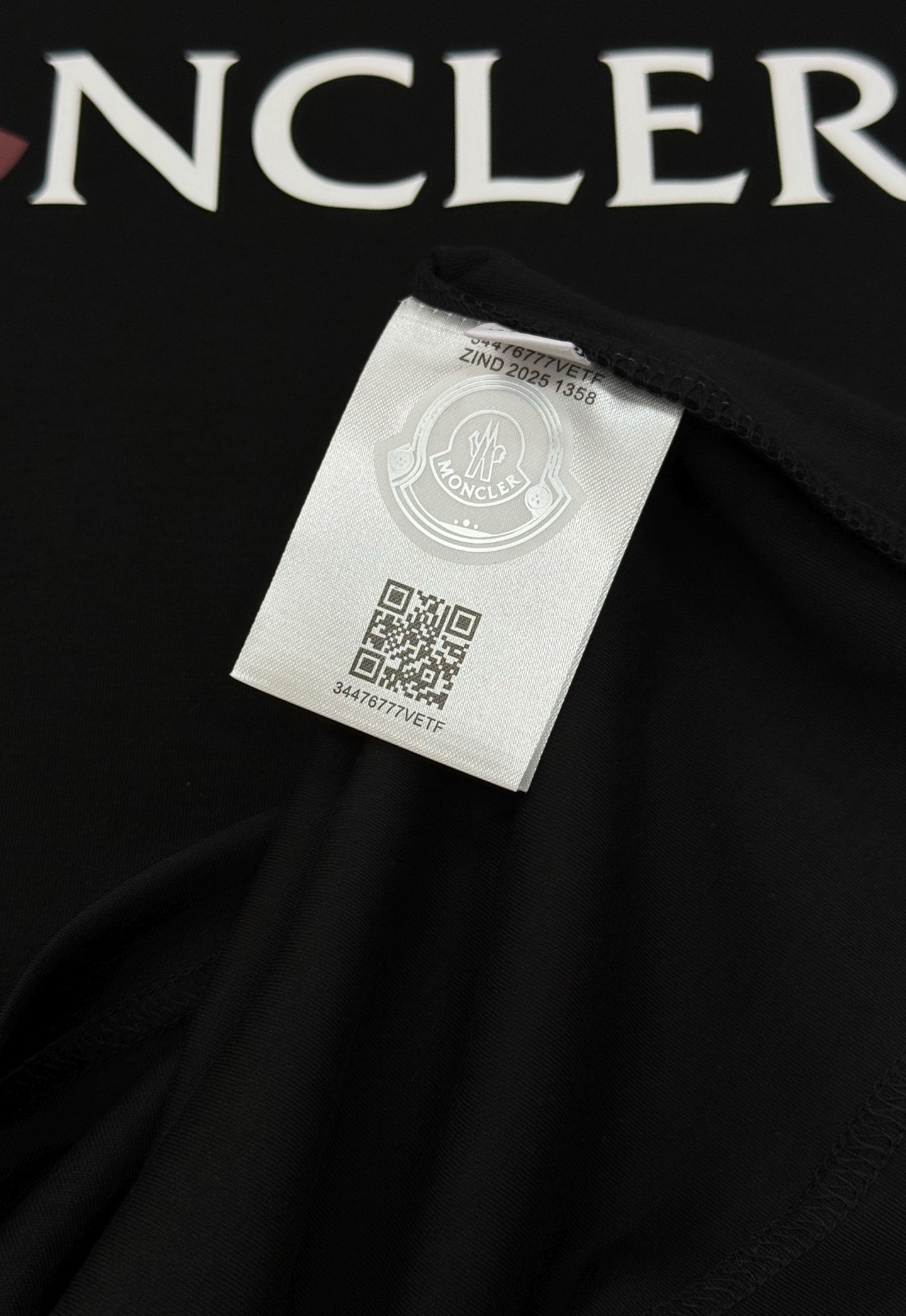 Moncler蒙口25s新款莫代尔长袖T恤❤️品牌字母logo印花设计.涂鸦造型.呈现特别之处.袖口位置